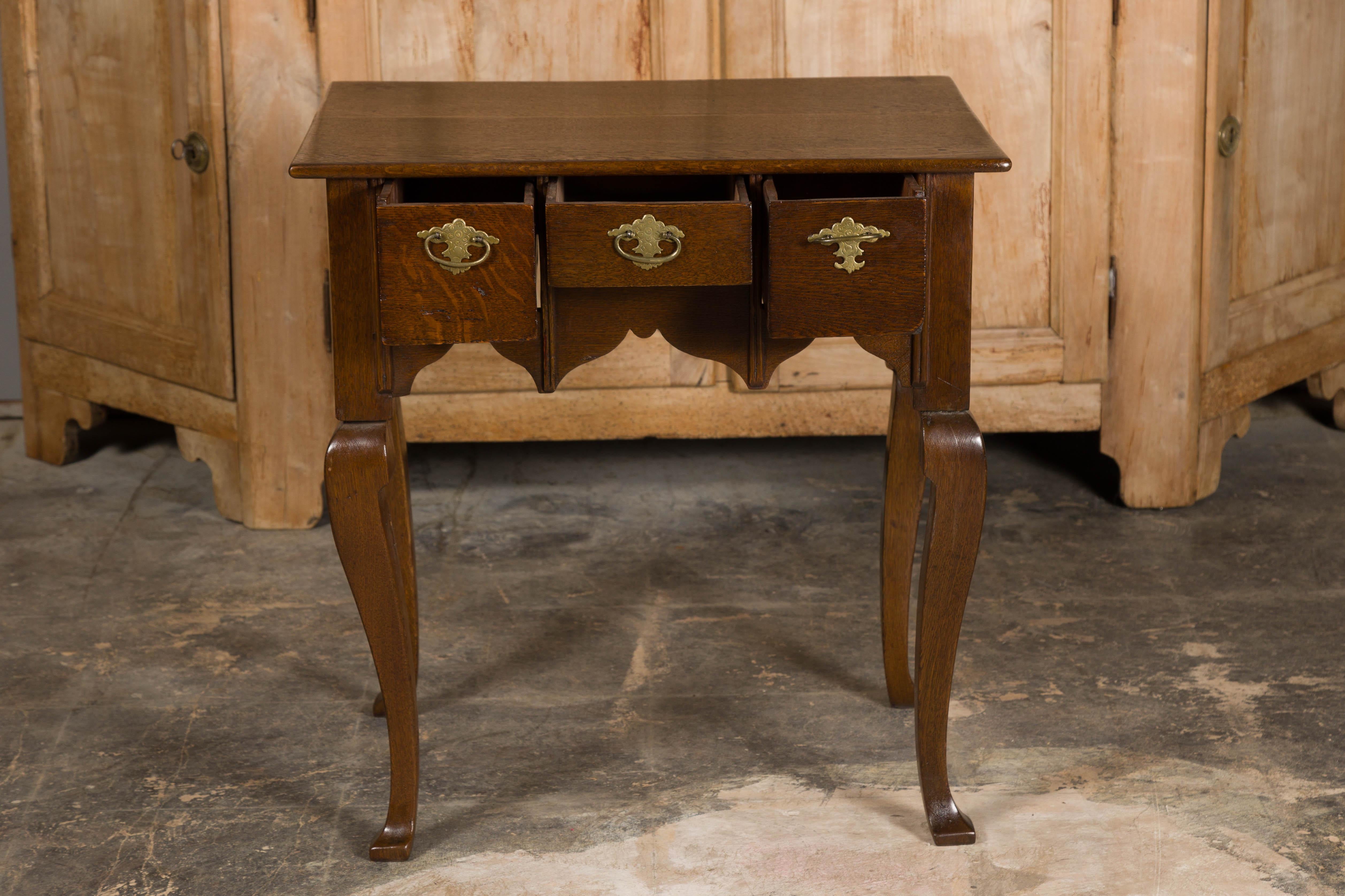 English Georgian 19th Century Oak Table with Three Drawers and Cabriole Legs For Sale 8