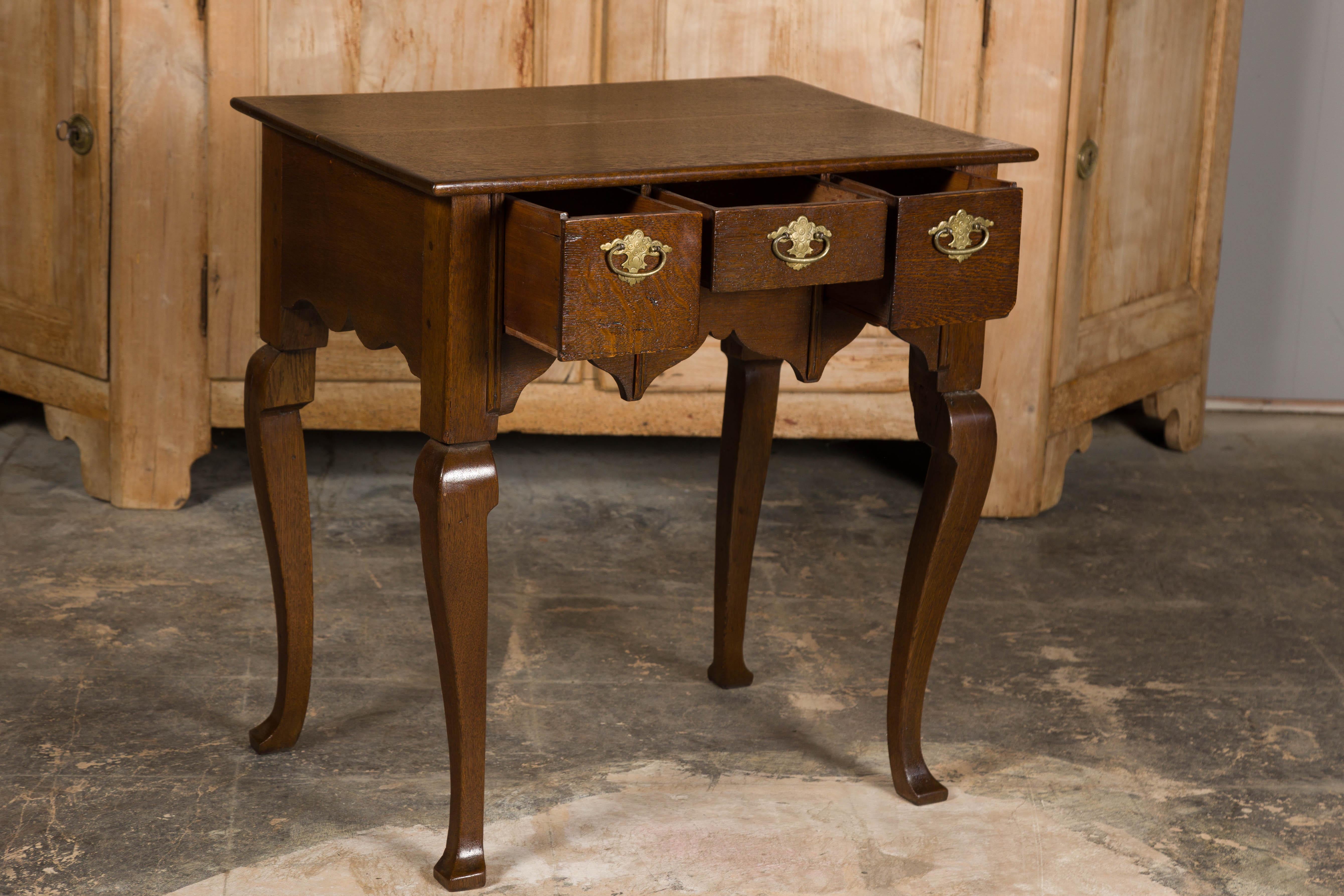 English Georgian 19th Century Oak Table with Three Drawers and Cabriole Legs For Sale 9