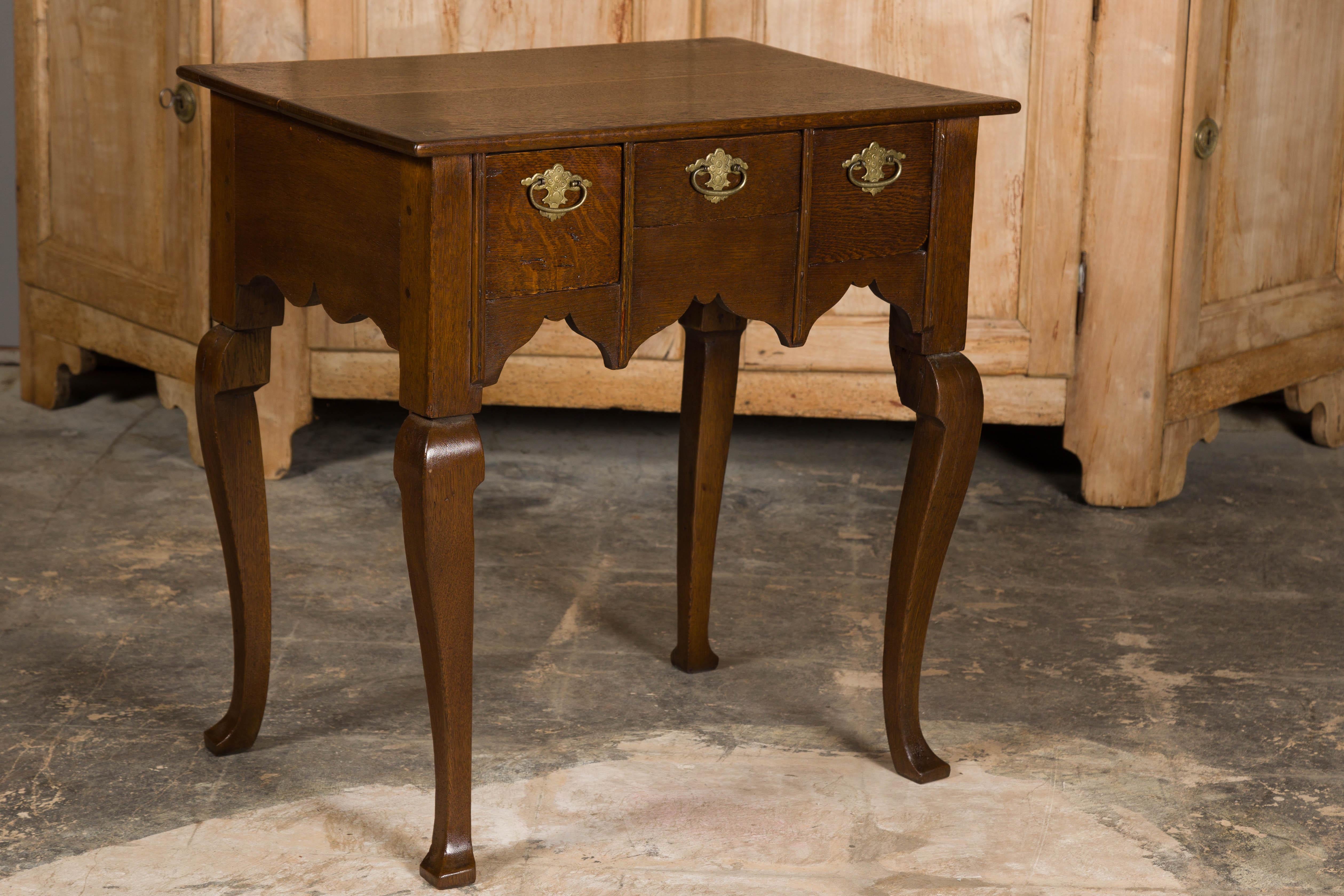 English Georgian 19th Century Oak Table with Three Drawers and Cabriole Legs For Sale 11