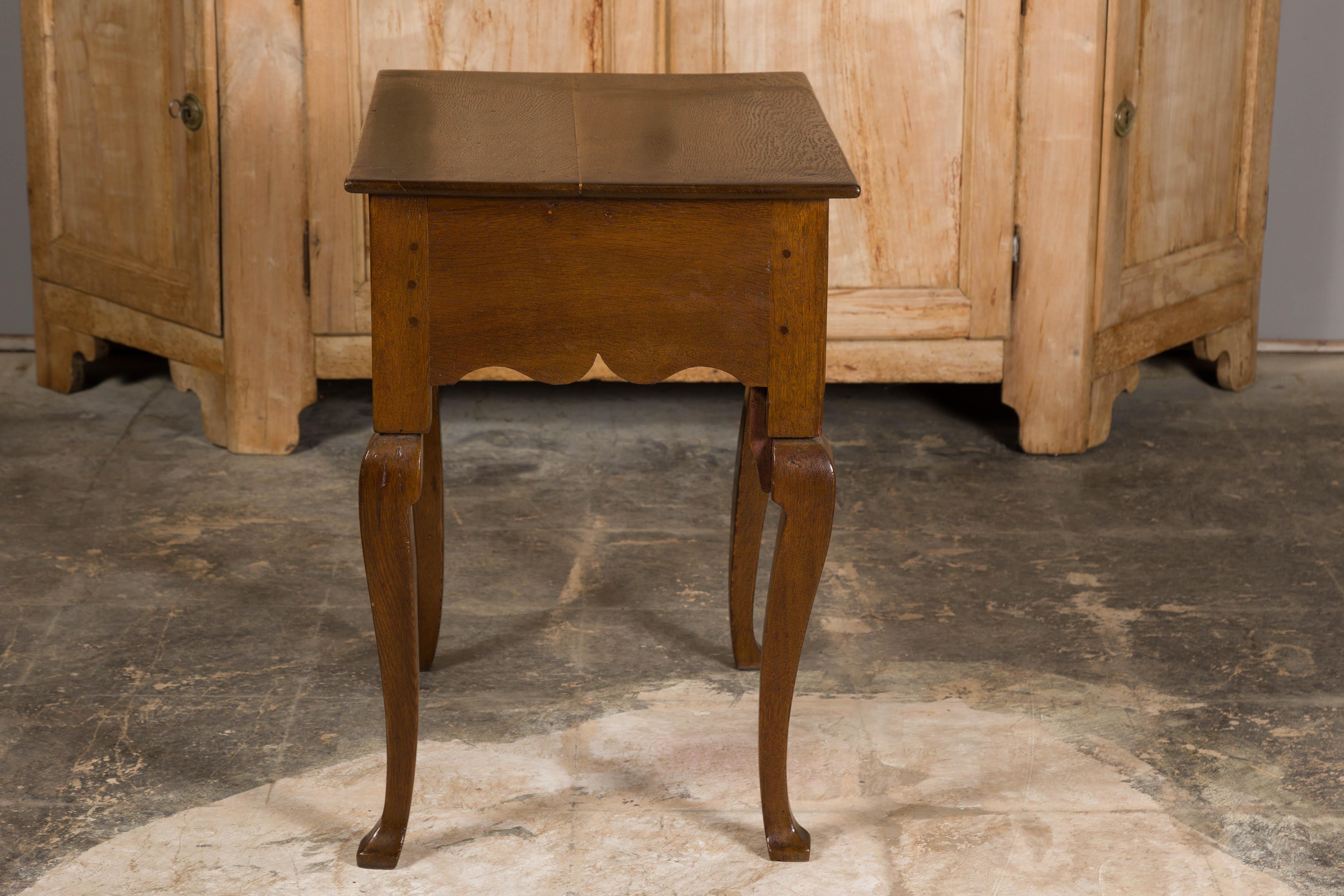 English Georgian 19th Century Oak Table with Three Drawers and Cabriole Legs For Sale 12