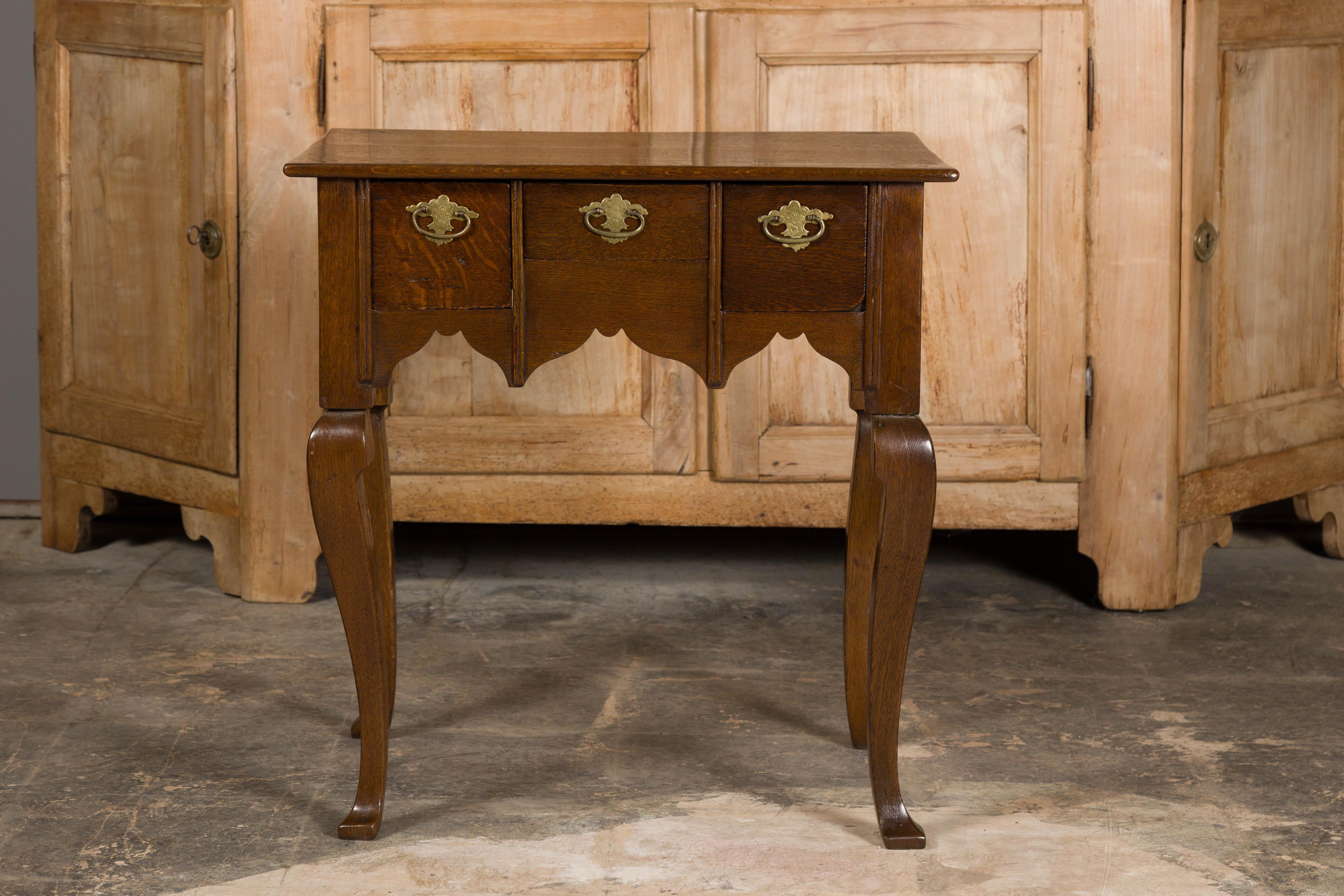 Carved English Georgian 19th Century Oak Table with Three Drawers and Cabriole Legs For Sale