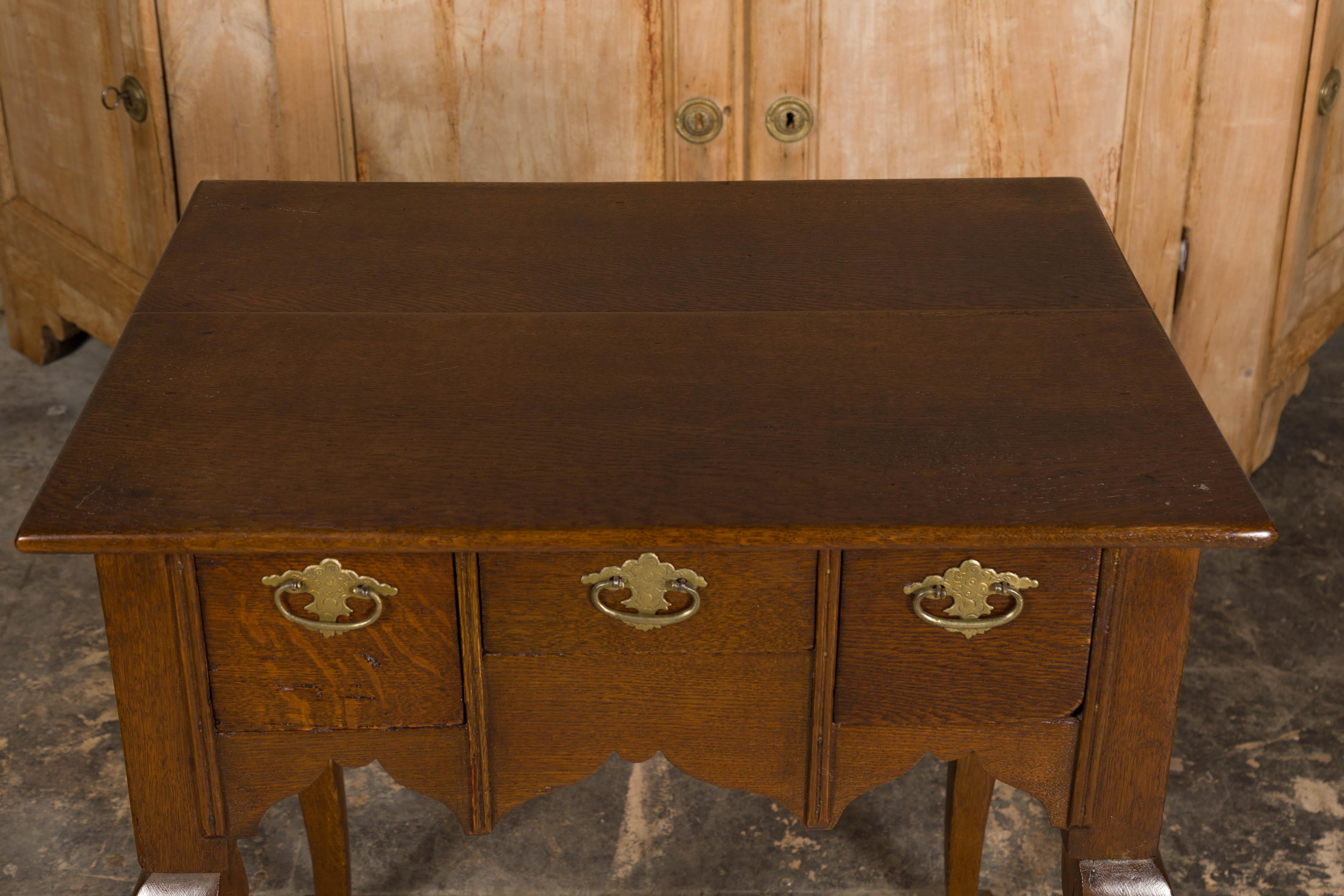 Brass English Georgian 19th Century Oak Table with Three Drawers and Cabriole Legs For Sale