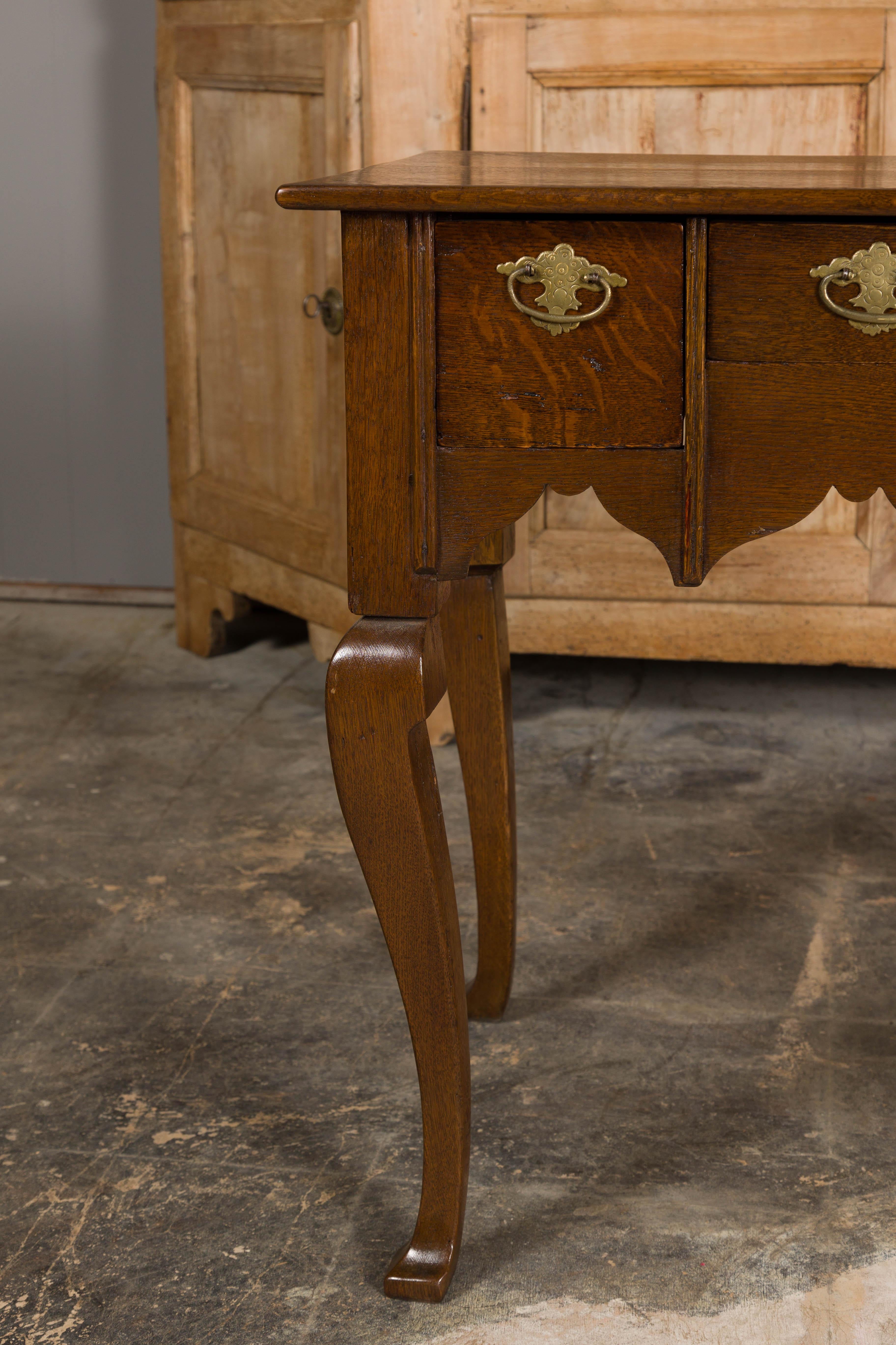 English Georgian 19th Century Oak Table with Three Drawers and Cabriole Legs For Sale 4