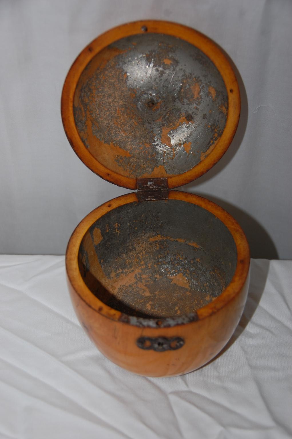 English Georgian Apple Shaped Turned Tea Caddy in Applewood In Good Condition In Wells, ME