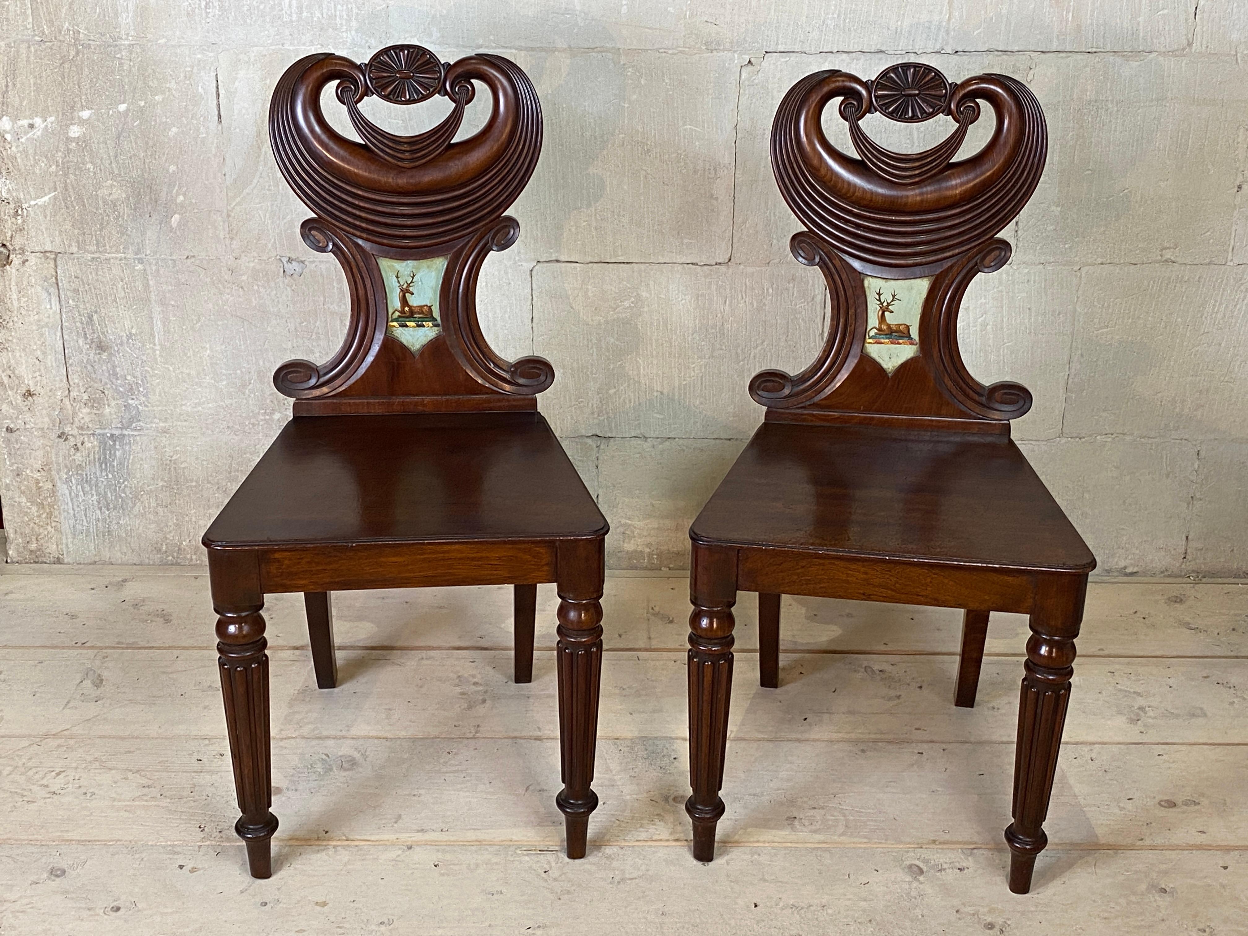 Sedie da sala georgiane inglesi attribuite a Gillows of Lancaster & London, circa 1810.

Coppia di sedie da sala con schienale in pelta scultoreo di epoca georgiana attribuite a Gillows of Lancaster & London. Il dorso a forma di drappeggio fluente e