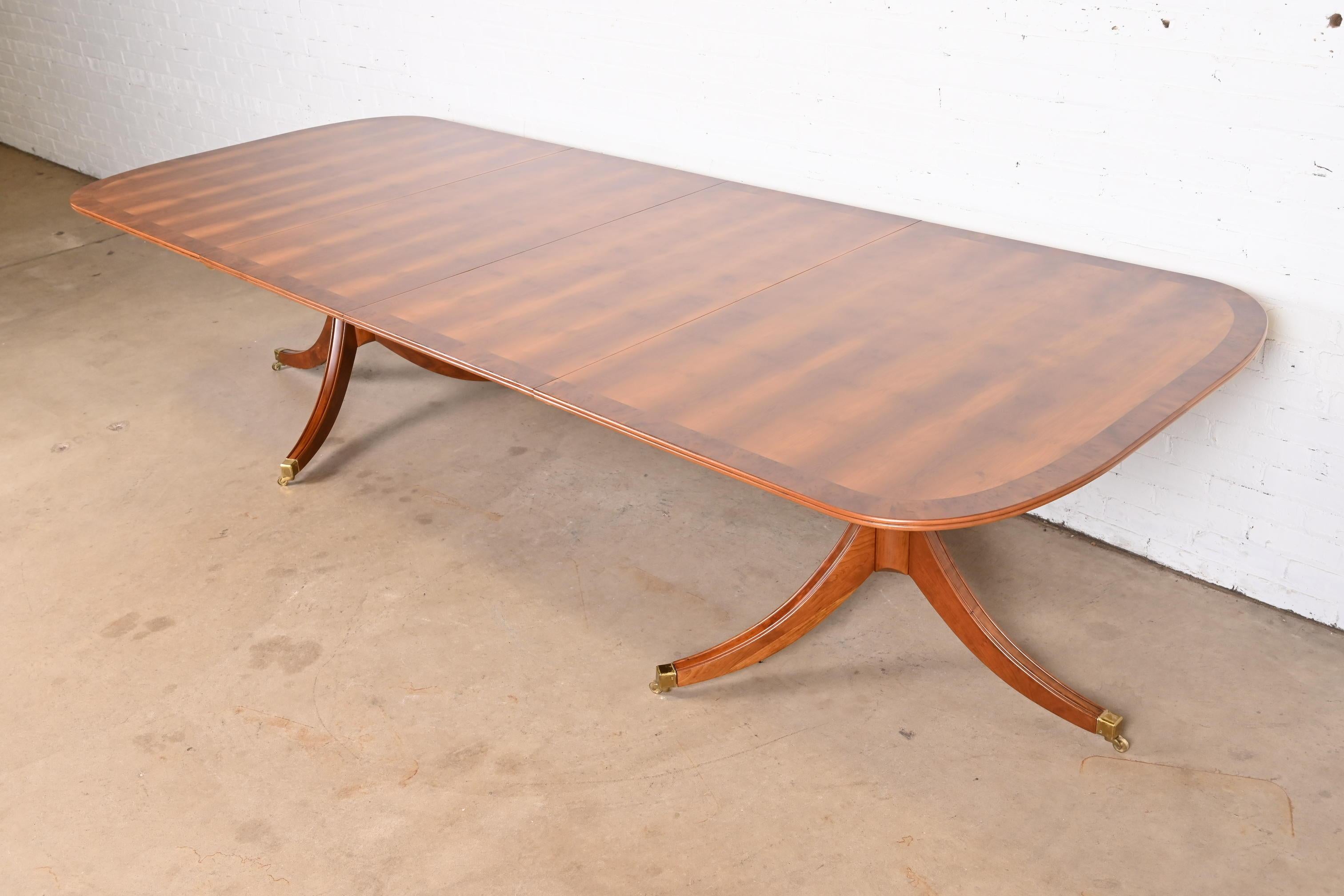 Georgien Table de salle à manger anglaise géorgienne à double piédestal en bois d'if, récemment restaurée en vente
