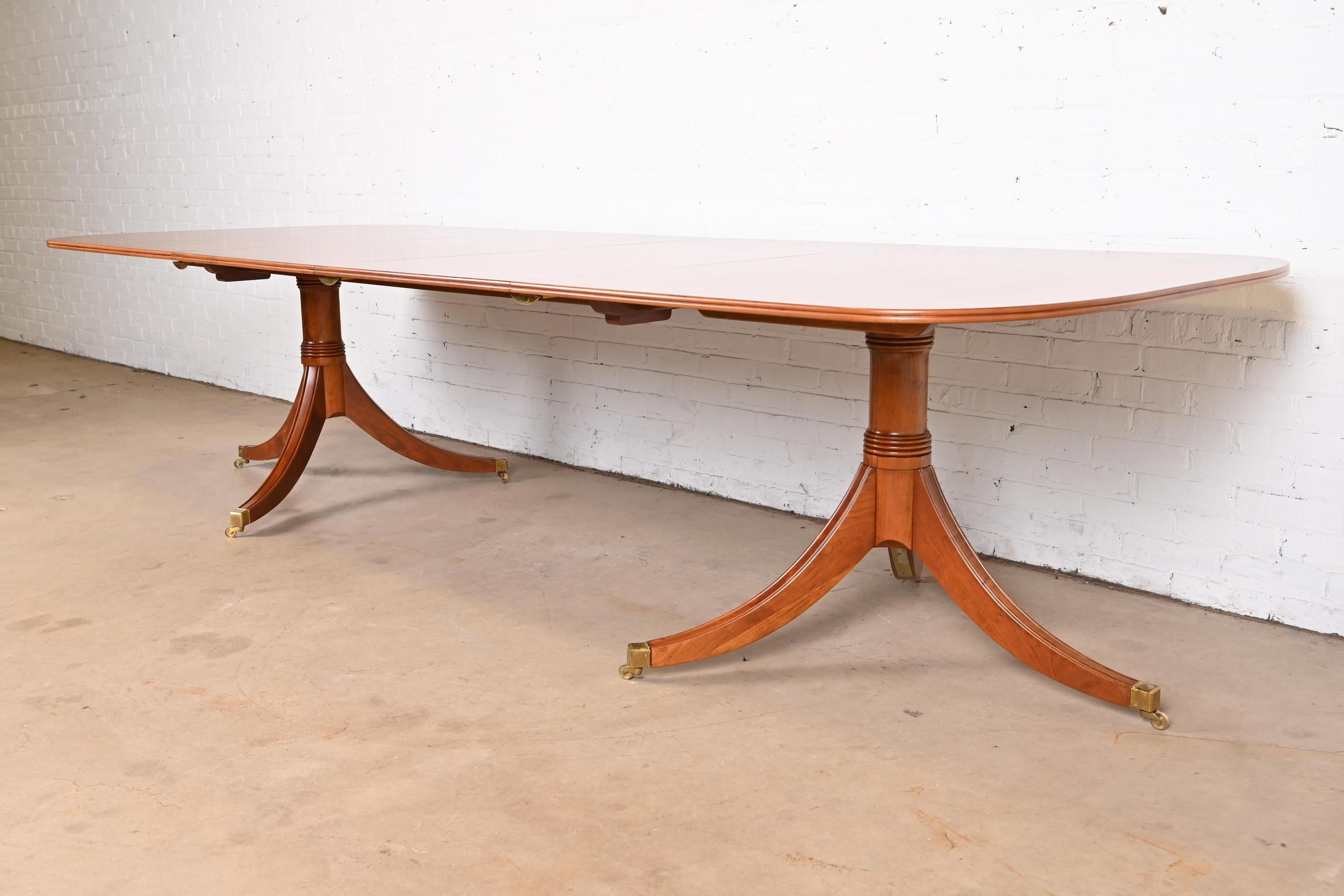 English Georgian Banded Yew Wood Double Pedestal Dining Table, Newly Refinished In Good Condition For Sale In South Bend, IN