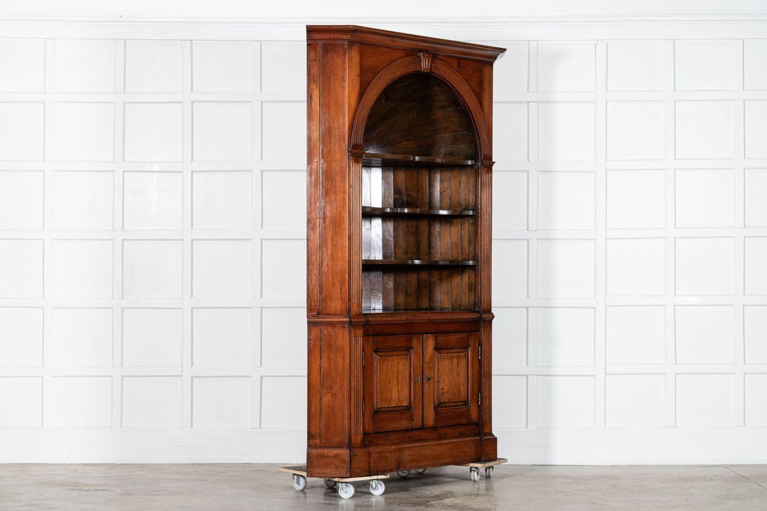English Georgian Barrel Back Pine Corner Cabinet In Good Condition For Sale In Staffordshire, GB