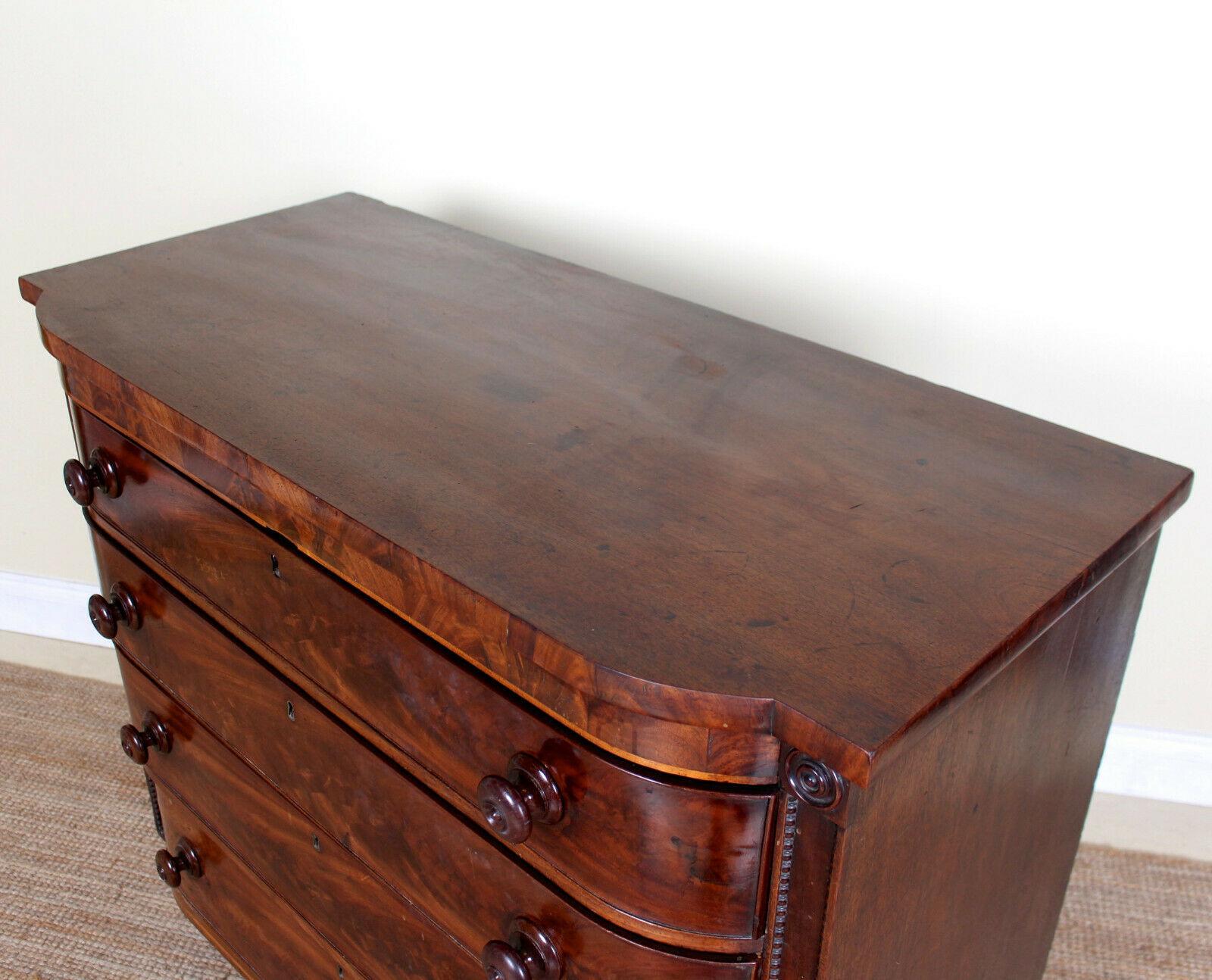 English Georgian Bowfront Chest of Drawers George IV Flamed Mahogany For Sale 7