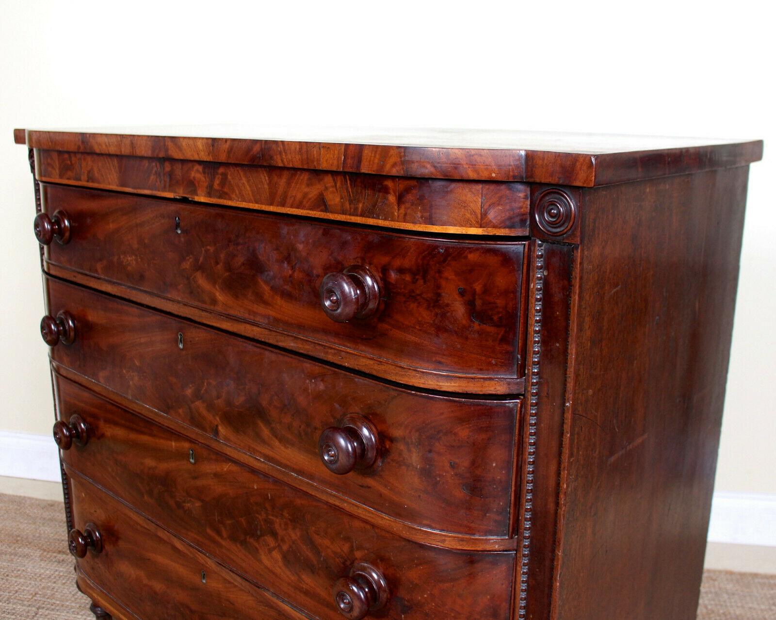 English Georgian Bowfront Chest of Drawers George IV Flamed Mahogany For Sale 2