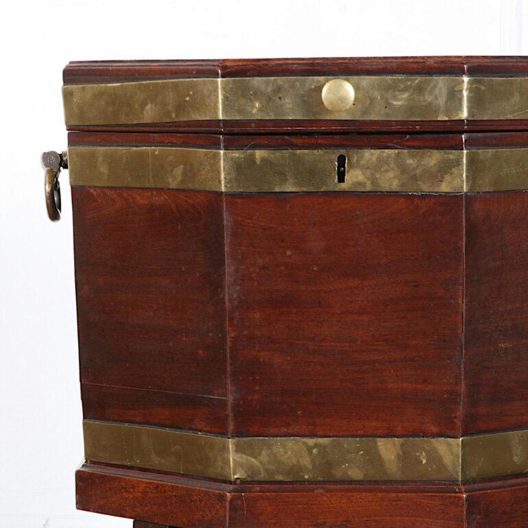 English Georgian Brass Bound Cellarette Wine Cooler In Good Condition In Vancouver, British Columbia