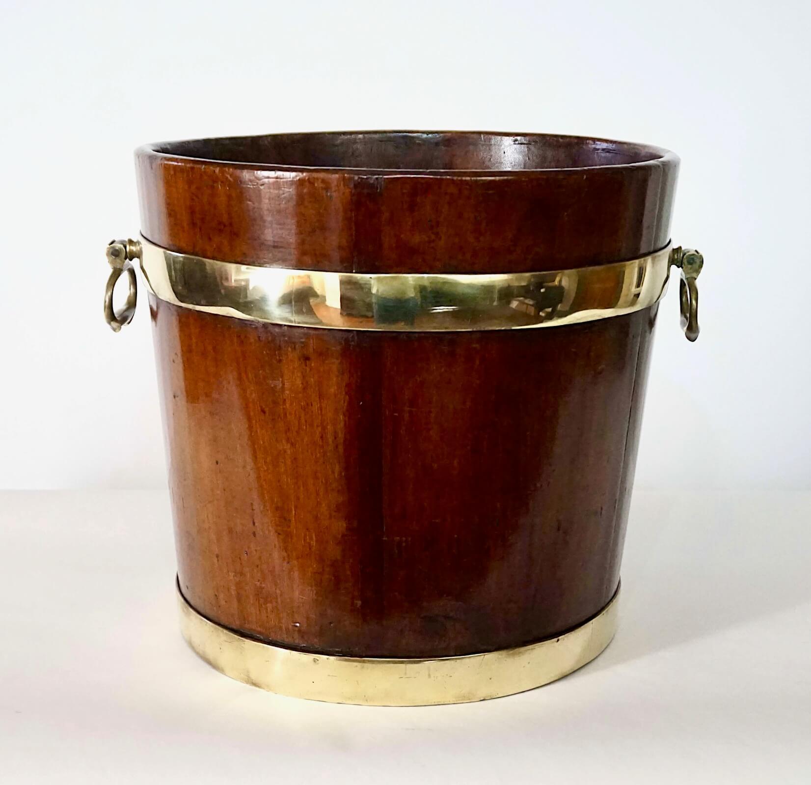 English Georgian Brass Bound Mahogany Coal or Kindling Bucket, circa 1760 In Good Condition For Sale In Kinderhook, NY