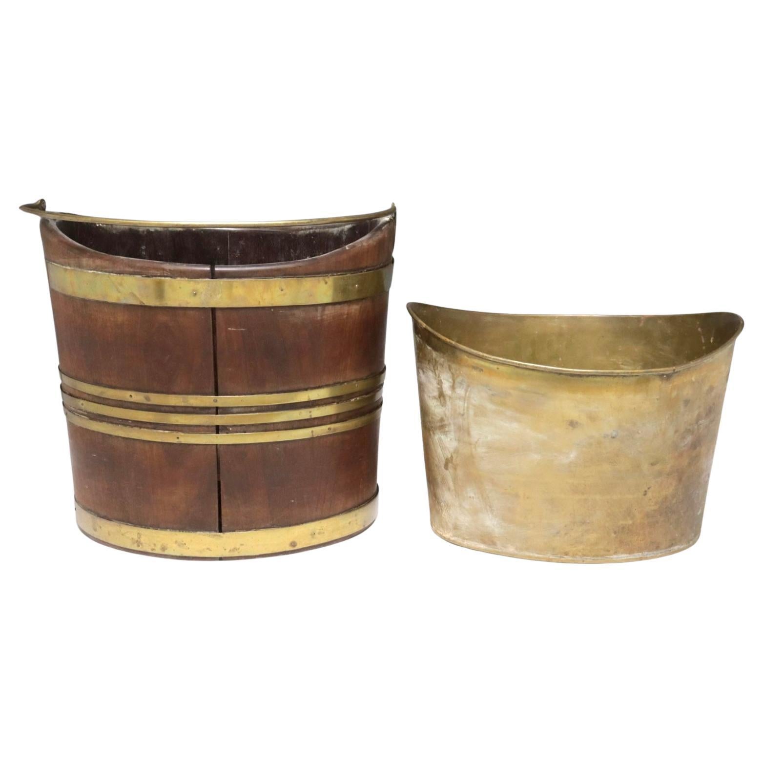 Ottone Secchio per torba in mogano georgiano inglese con rivestimento in ottone in vendita