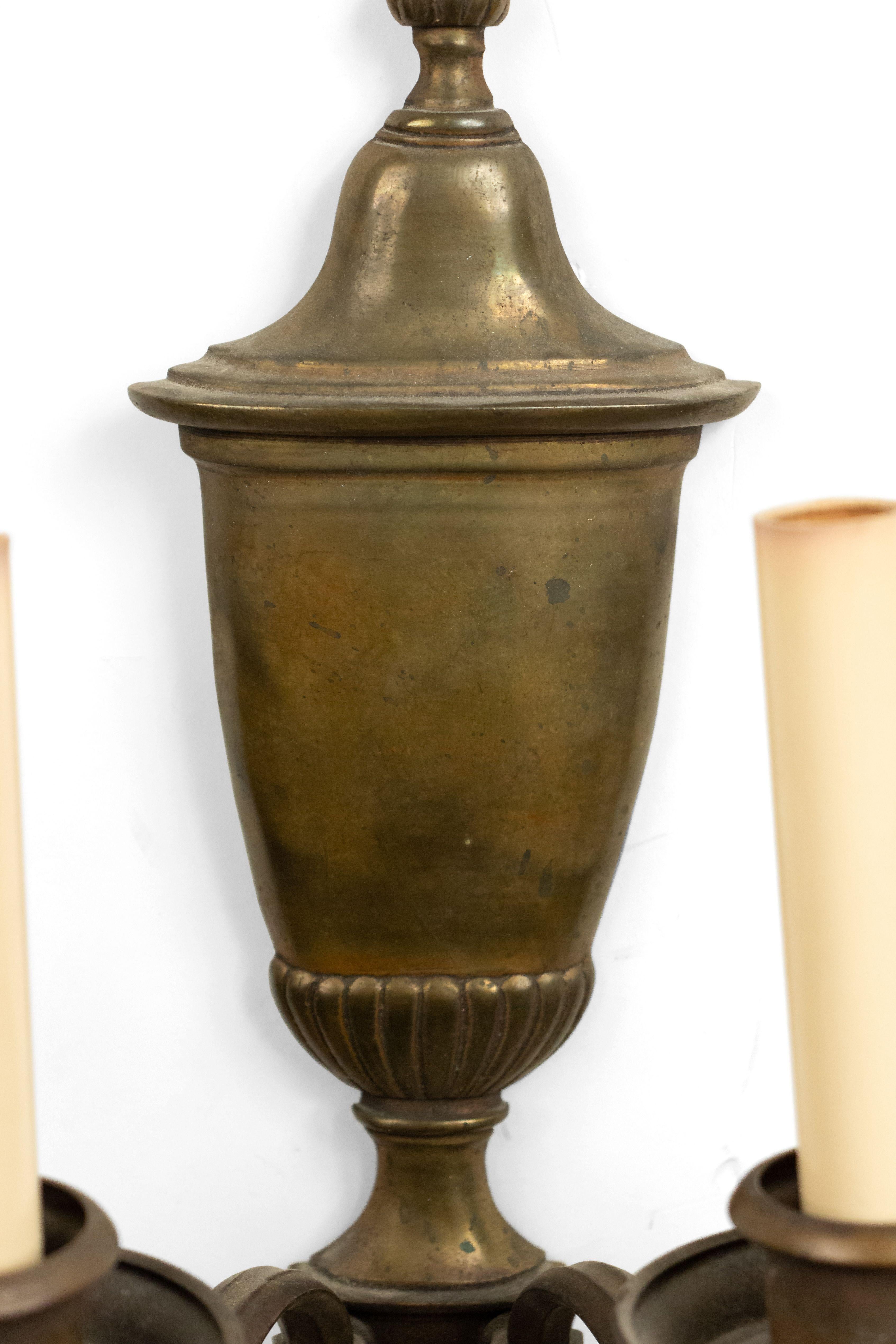English Georgian Brass Urn Wall Sconce In Good Condition For Sale In New York, NY