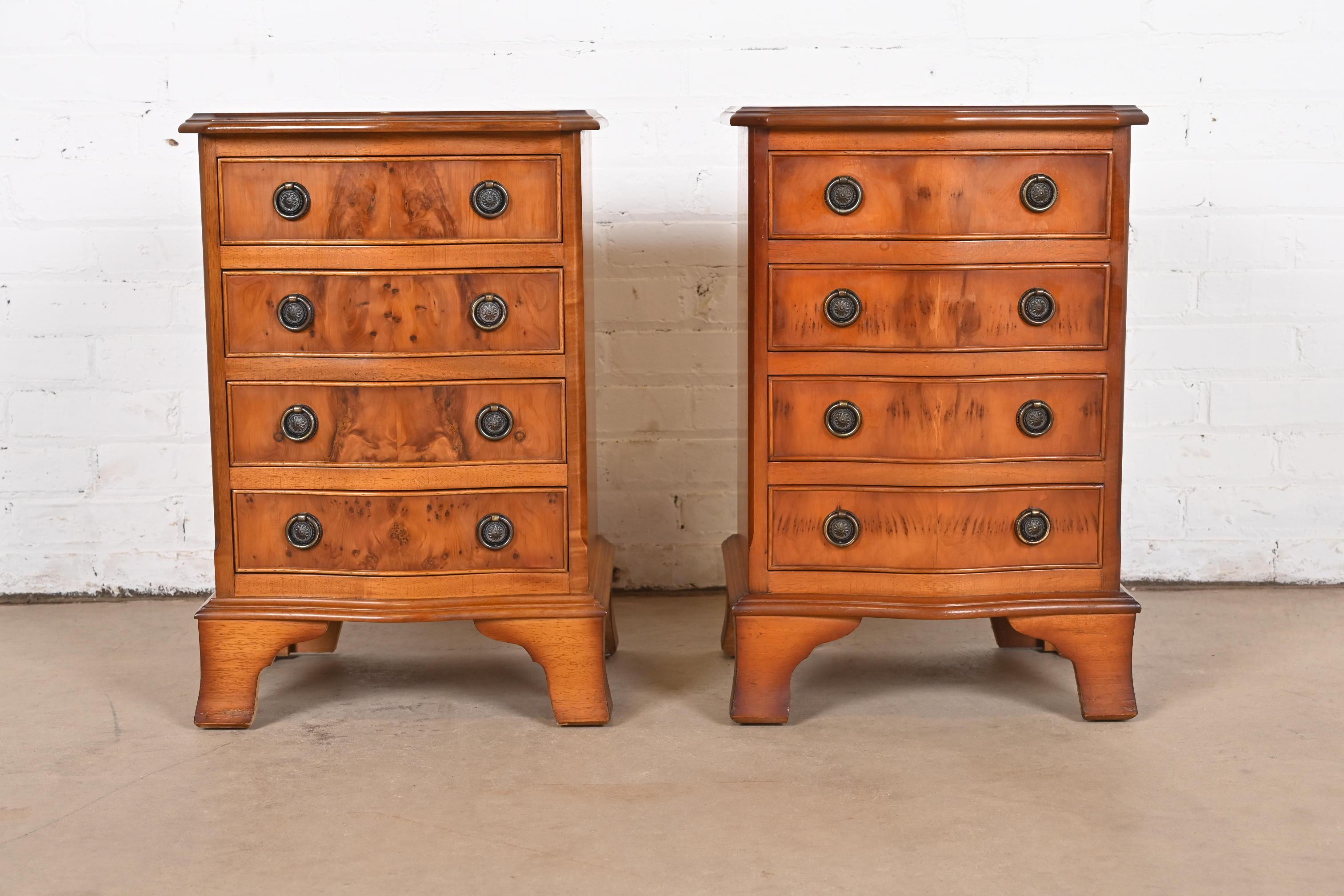 A gorgeous pair of Georgian style four-drawer diminutive bedside chests or bachelor chests

In the manner of Baker Furniture

England, Circa Mid-20th Century

Beautiful burled English yew wood, with original brass hardware.

Measures: 16