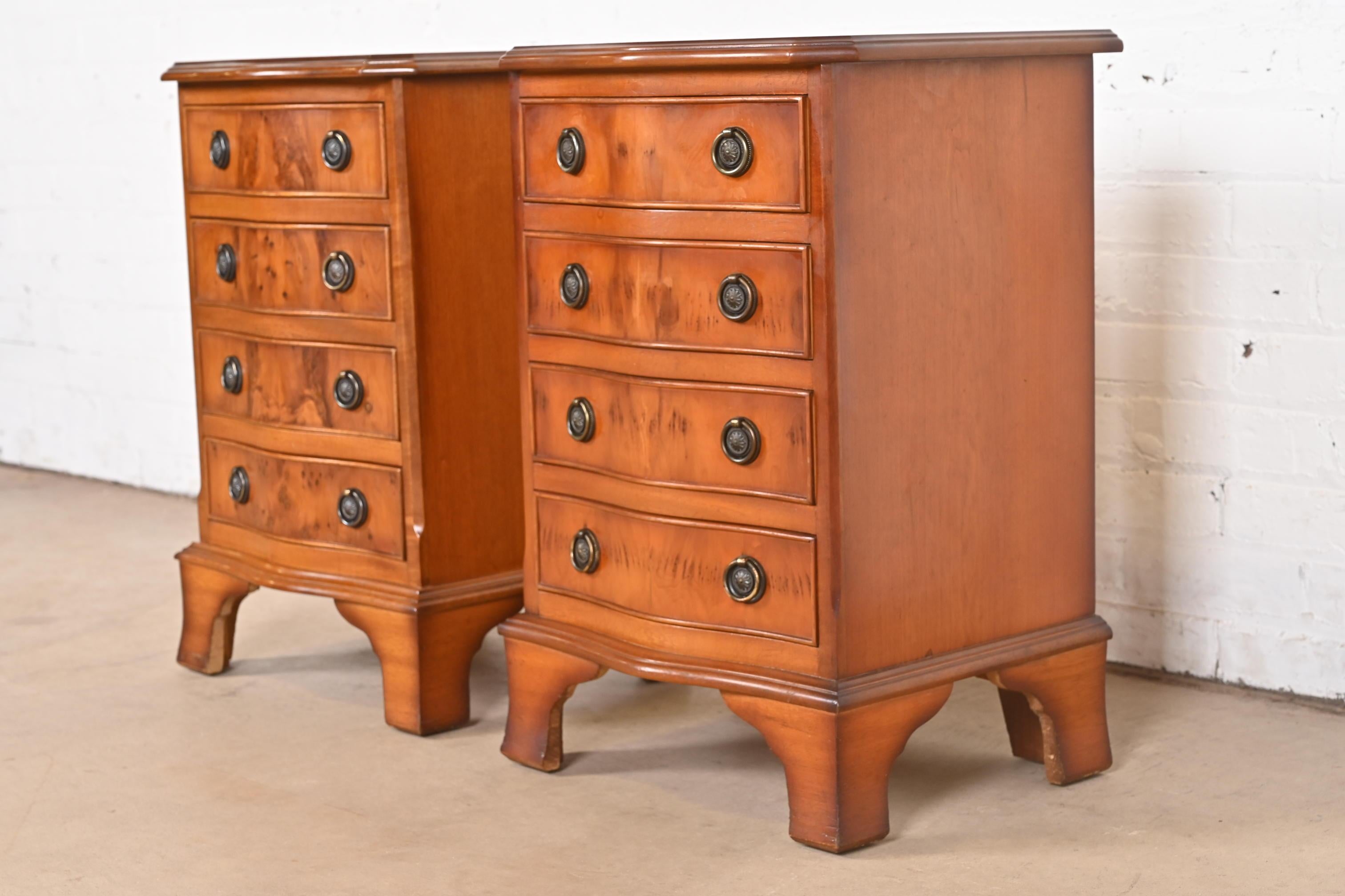 English Georgian Burl Wood Four-Drawer Diminutive Nightstands, Pair In Good Condition In South Bend, IN