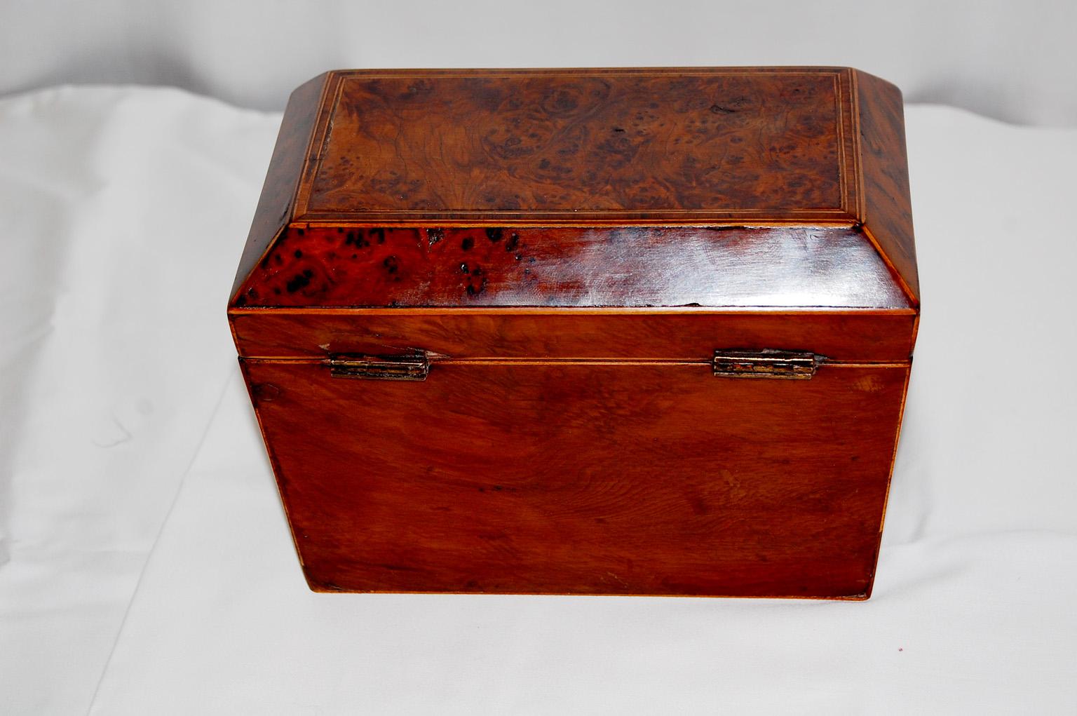 English Georgian Burl Yew Double Tea Caddy with Line Inlay and Crossbanding In Good Condition For Sale In Wells, ME