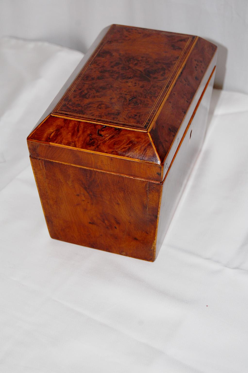 18th Century English Georgian Burl Yew Double Tea Caddy with Line Inlay and Crossbanding For Sale