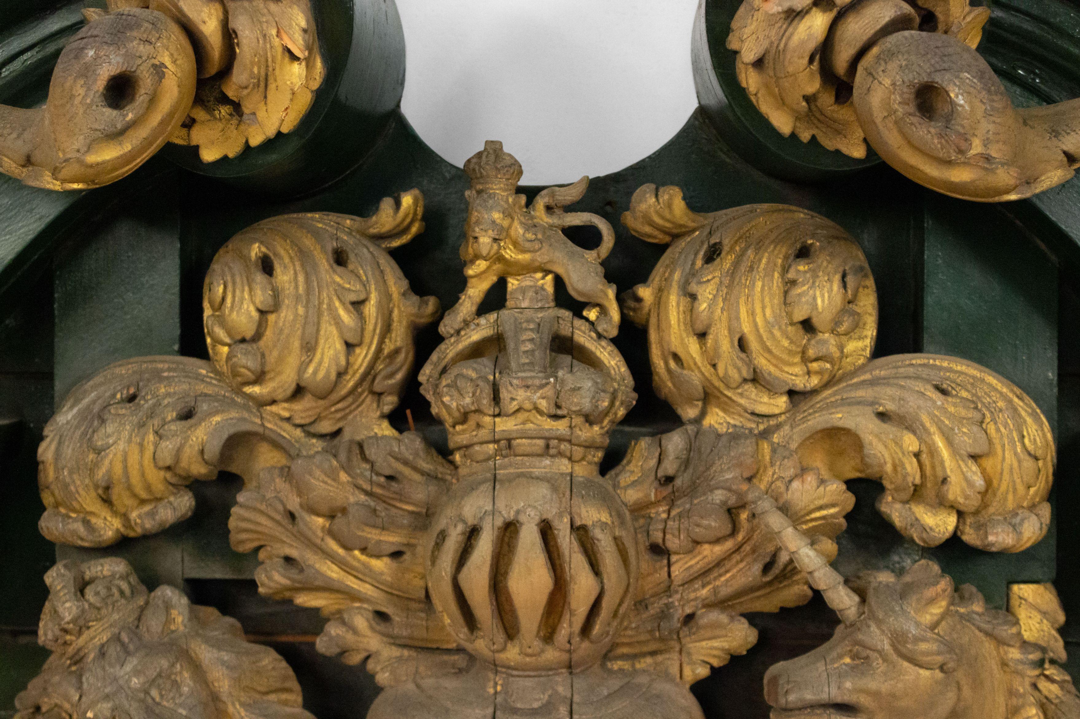 Unicorne et armoiries en bois sculpté en forme de lion de style géorgien anglais en vente 4
