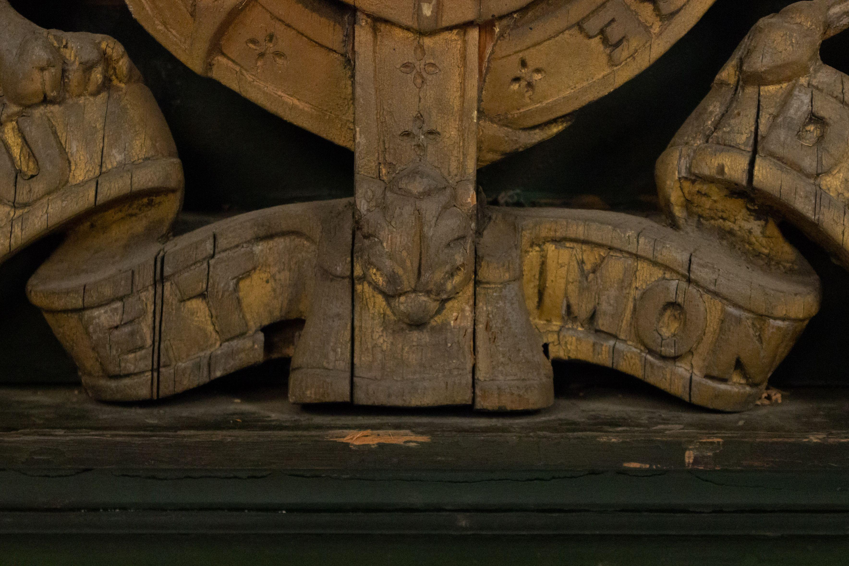 Englischer georgianischer geschnitzter Holzeinhorn- und Löwenwappenmantel im Zustand „Gut“ im Angebot in New York, NY