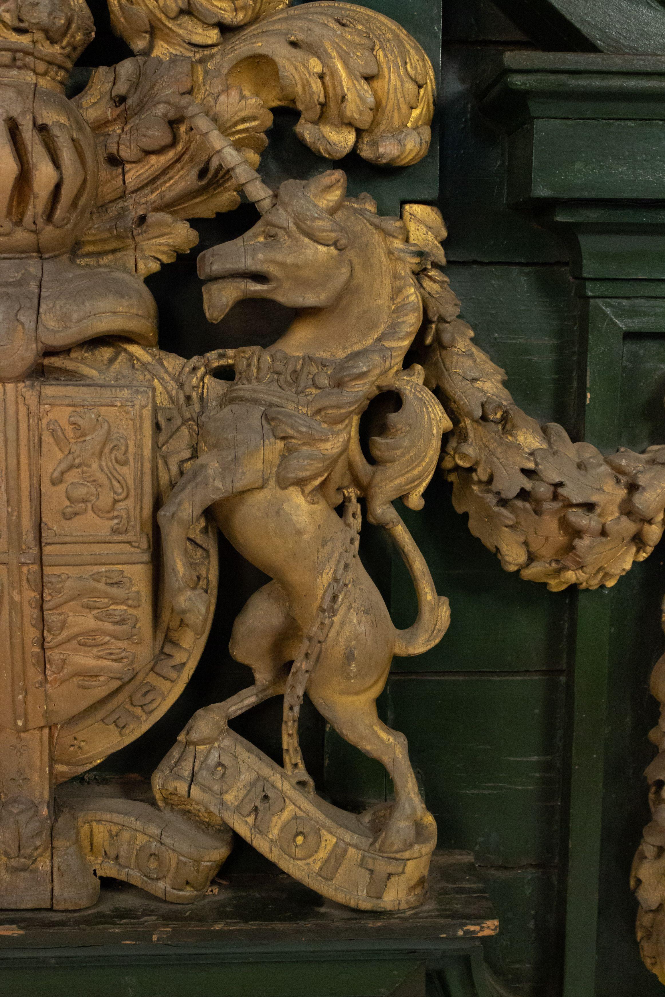 Unicorne et armoiries en bois sculpté en forme de lion de style géorgien anglais en vente 1
