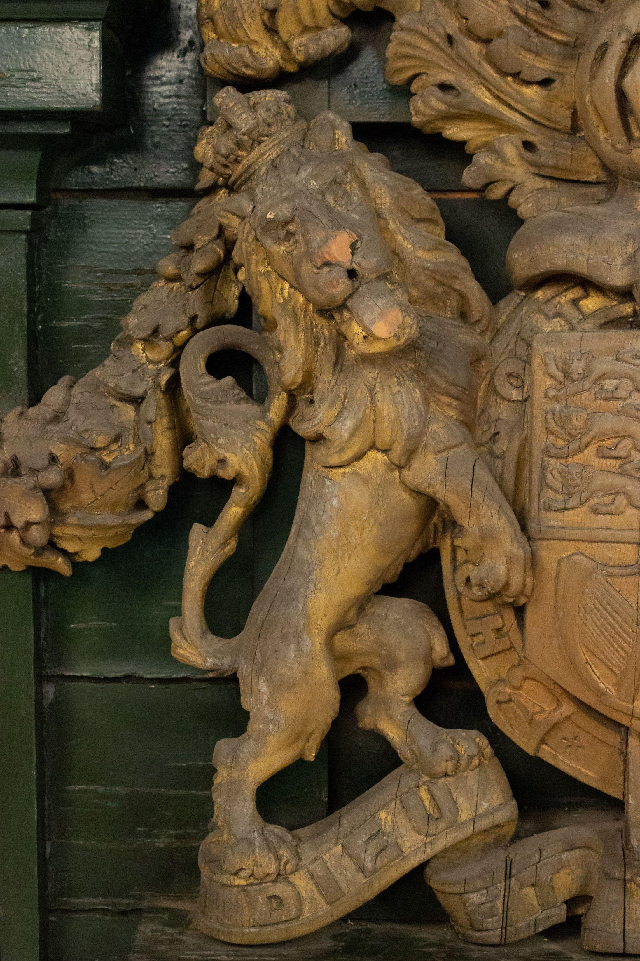 Unicorne et armoiries en bois sculpté en forme de lion de style géorgien anglais en vente 2