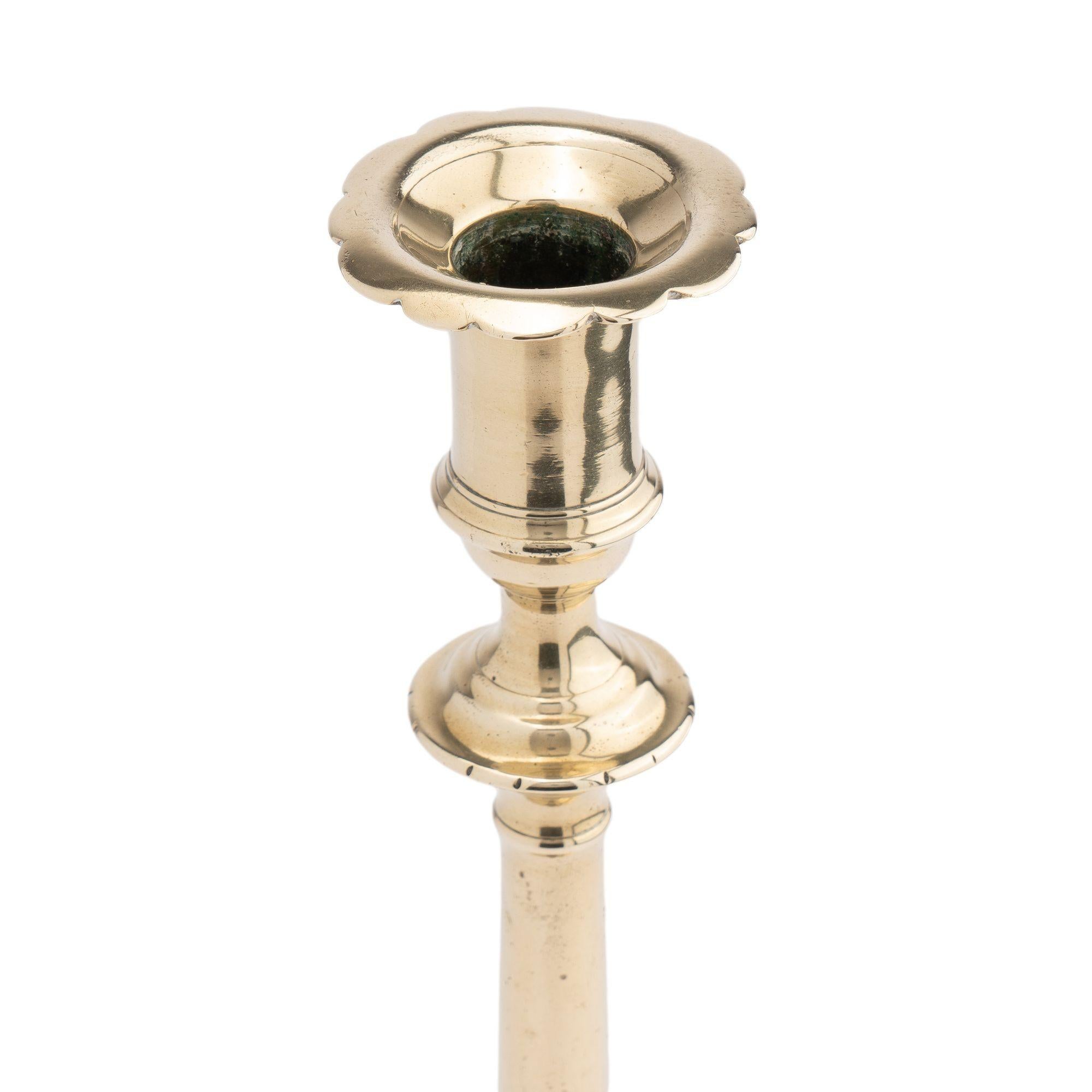 English Georgian cast brass candlestick, 1770 In Good Condition For Sale In Kenilworth, IL