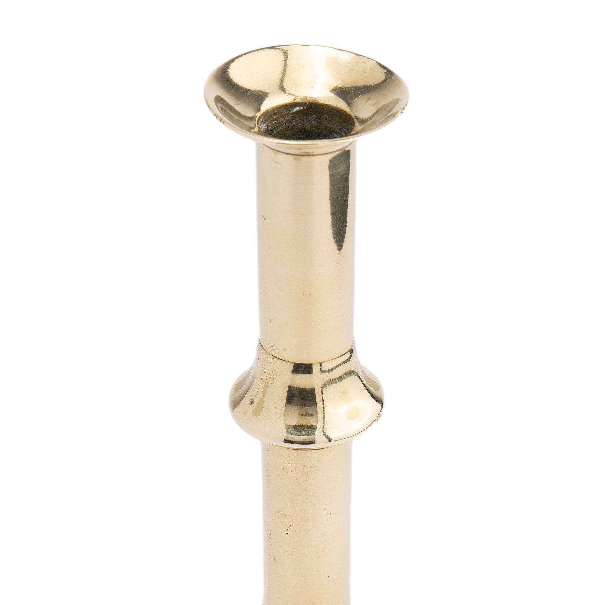 English Georgian cast brass Queen Anne knob shaft candlestick, c. 1760 In Good Condition For Sale In Kenilworth, IL