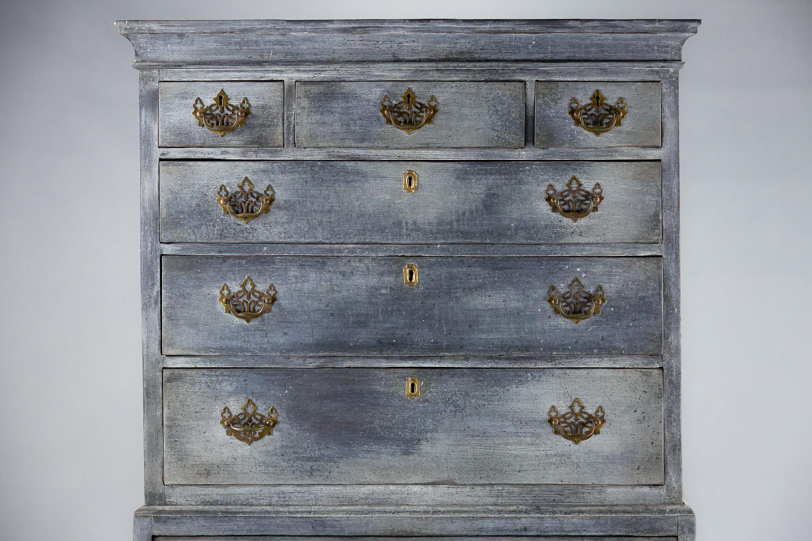 Statuesque English Georgian chest on chest. Later bespoke painted finish, circa 1800.
Dimensions: 103cm x 180cm x 53cm.