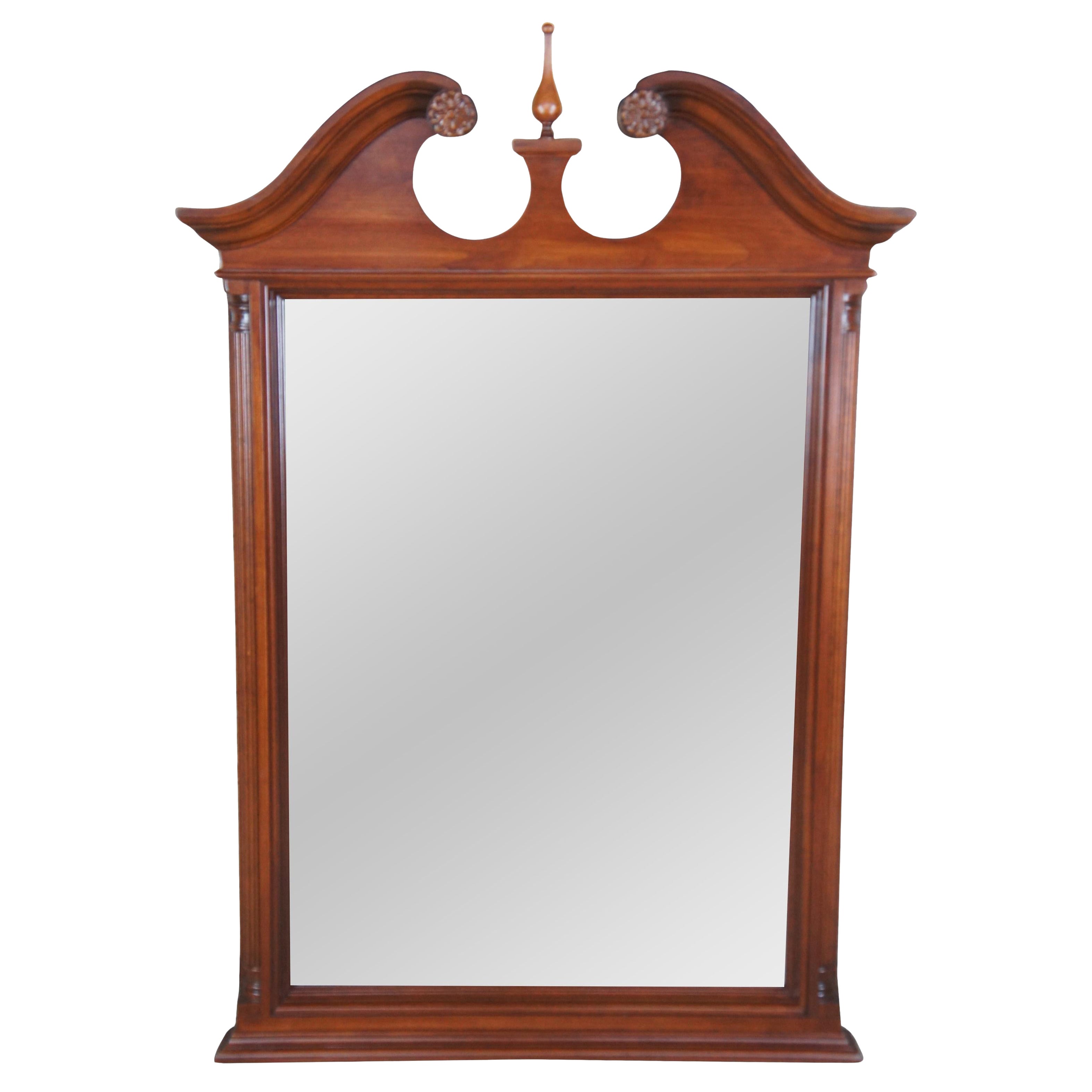 Specchio da parete Georgiano Chippendale in ciliegio con vetro smussato 52"