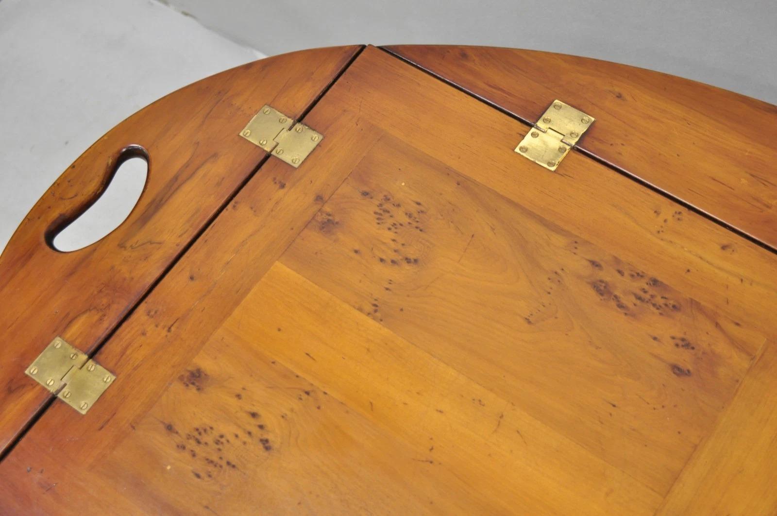 Georgien Table basse à plateau en bois de ronce de chippendale en acajou de style géorgien anglais en vente