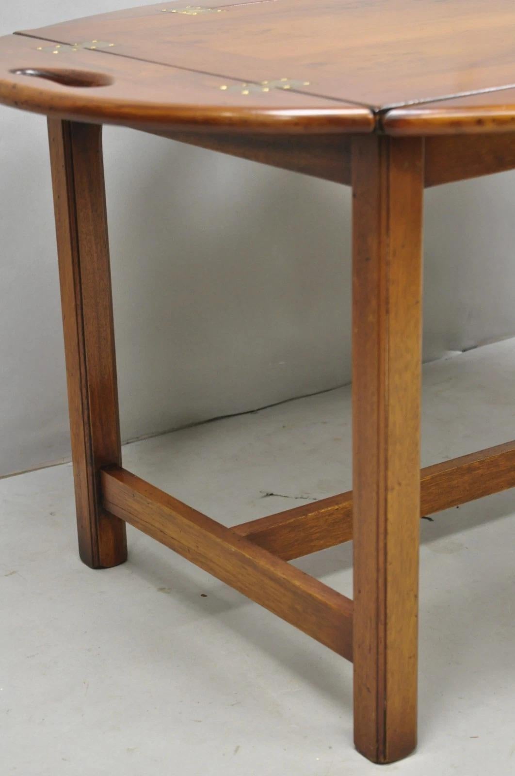 20ième siècle Table basse à plateau en bois de ronce de chippendale en acajou de style géorgien anglais en vente