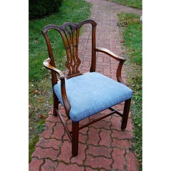 Fauteuil anglais géorgien Chippendale en acajou sculpté avec assise rembourrée