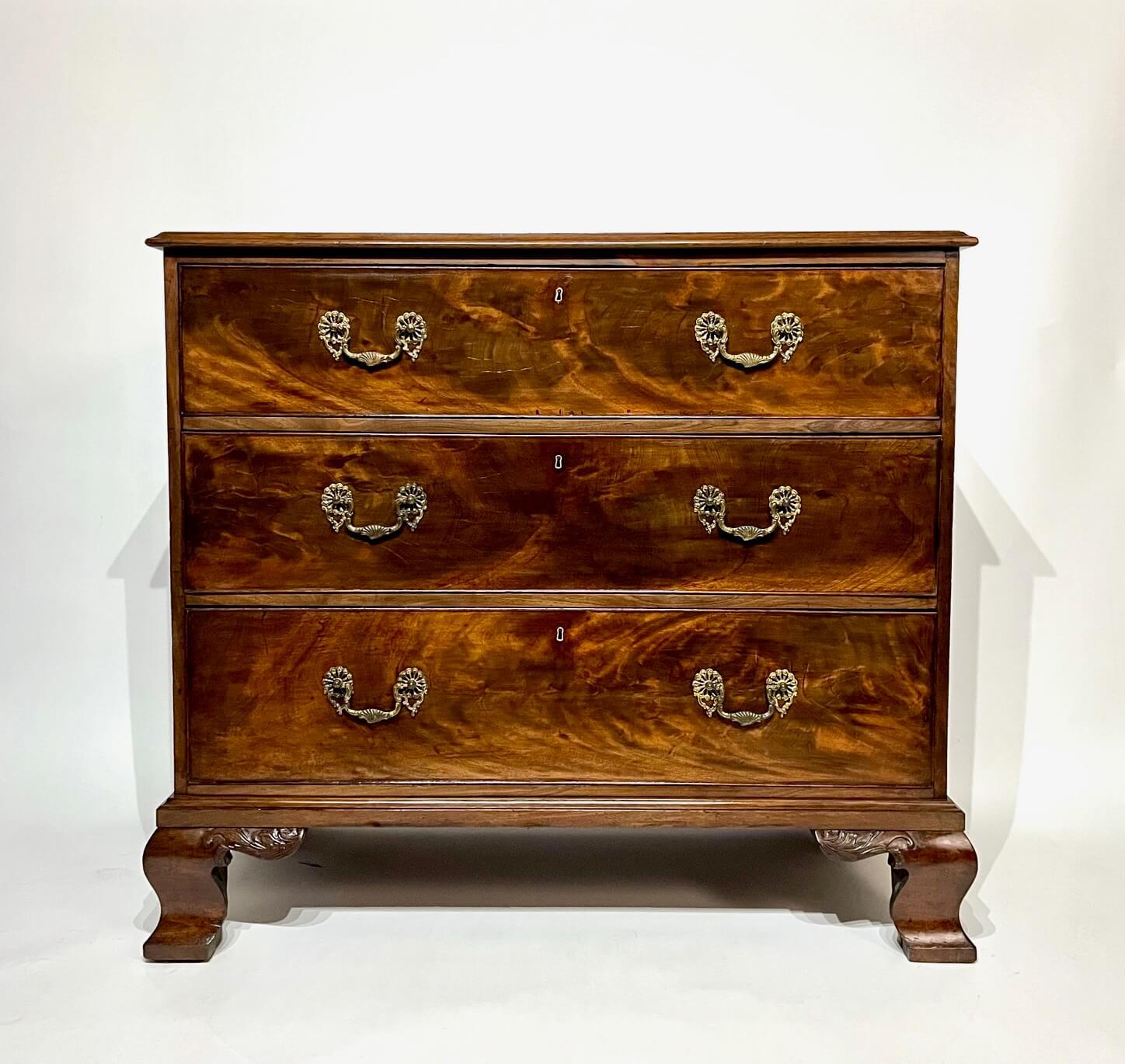 Grande cassettiera georgiana inglese in mogano Chippendale, 1760 circa in vendita 3