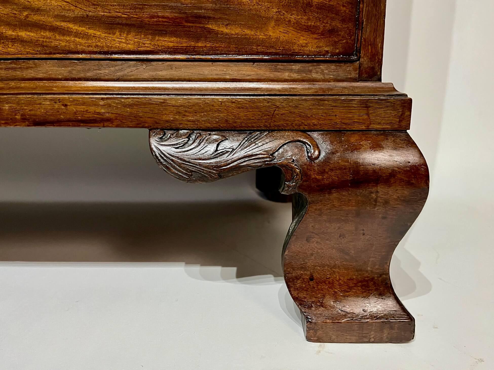 Grande cassettiera georgiana inglese in mogano Chippendale, 1760 circa in vendita 7