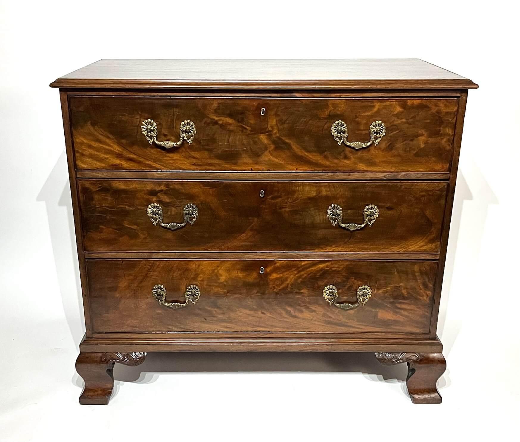 Inglese Grande cassettiera georgiana inglese in mogano Chippendale, 1760 circa in vendita