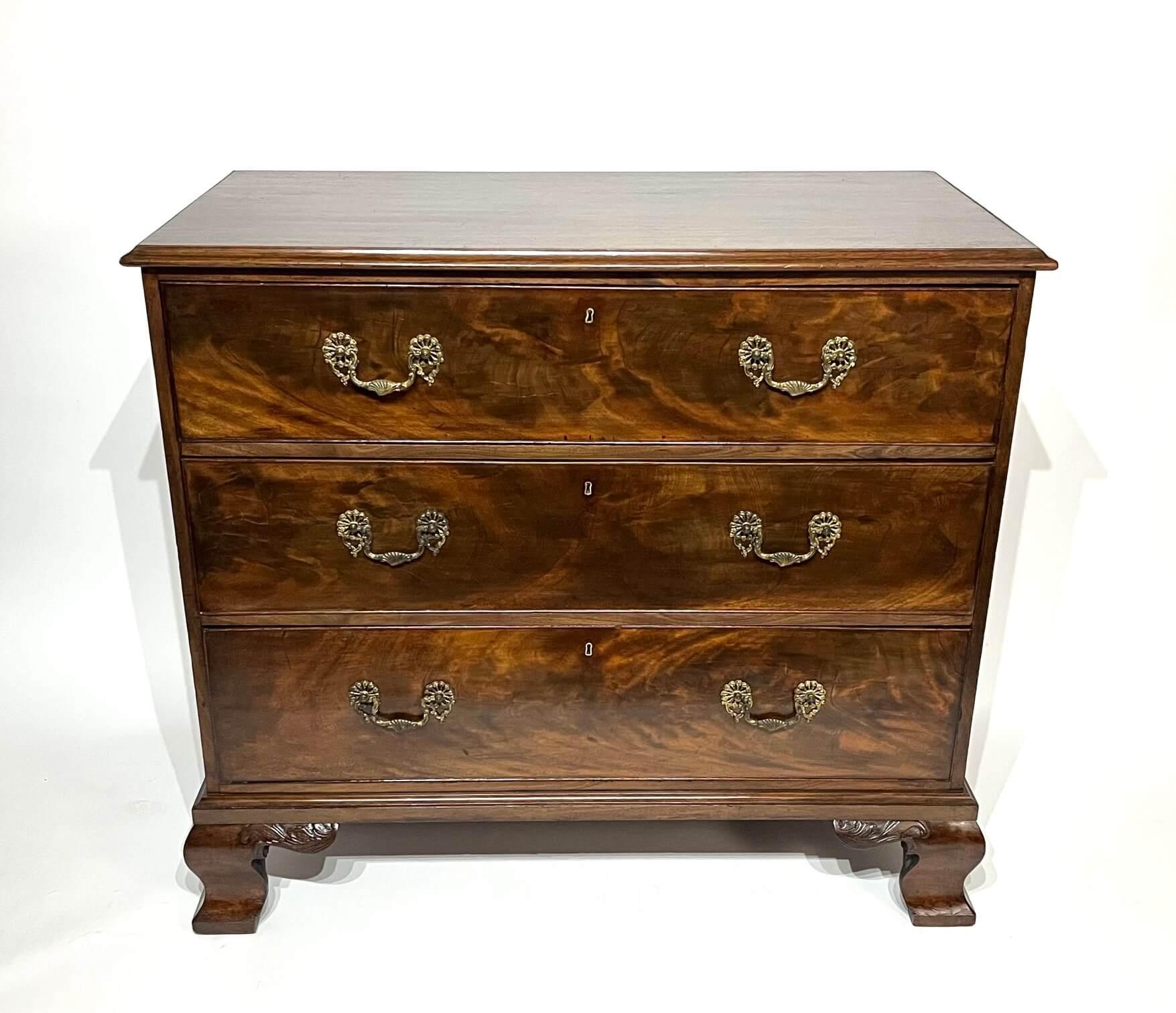 Intagliato a mano Grande cassettiera georgiana inglese in mogano Chippendale, 1760 circa in vendita