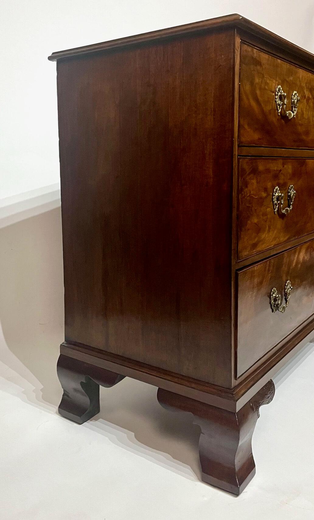 Grande cassettiera georgiana inglese in mogano Chippendale, 1760 circa In condizioni buone in vendita a Kinderhook, NY