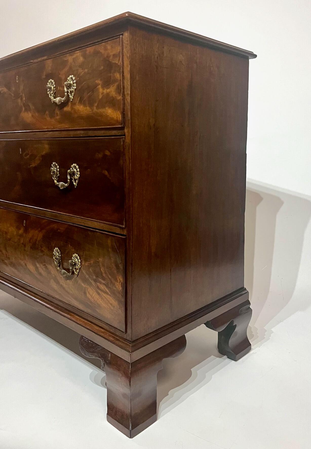 Ottone Grande cassettiera georgiana inglese in mogano Chippendale, 1760 circa in vendita