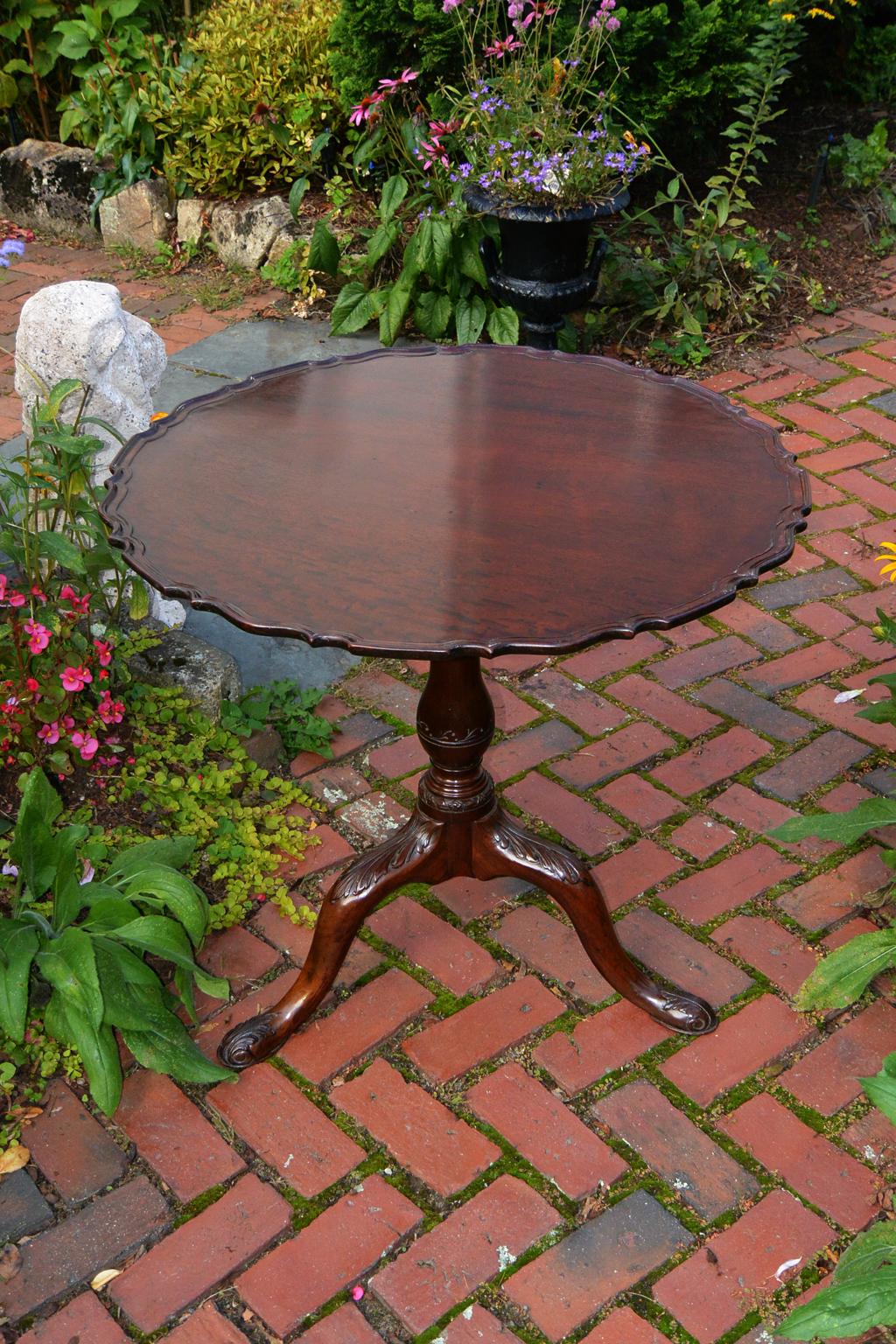 English Georgian Chippendale Mahogany Piecrust Tilt and Turn Table 18th Century For Sale 6