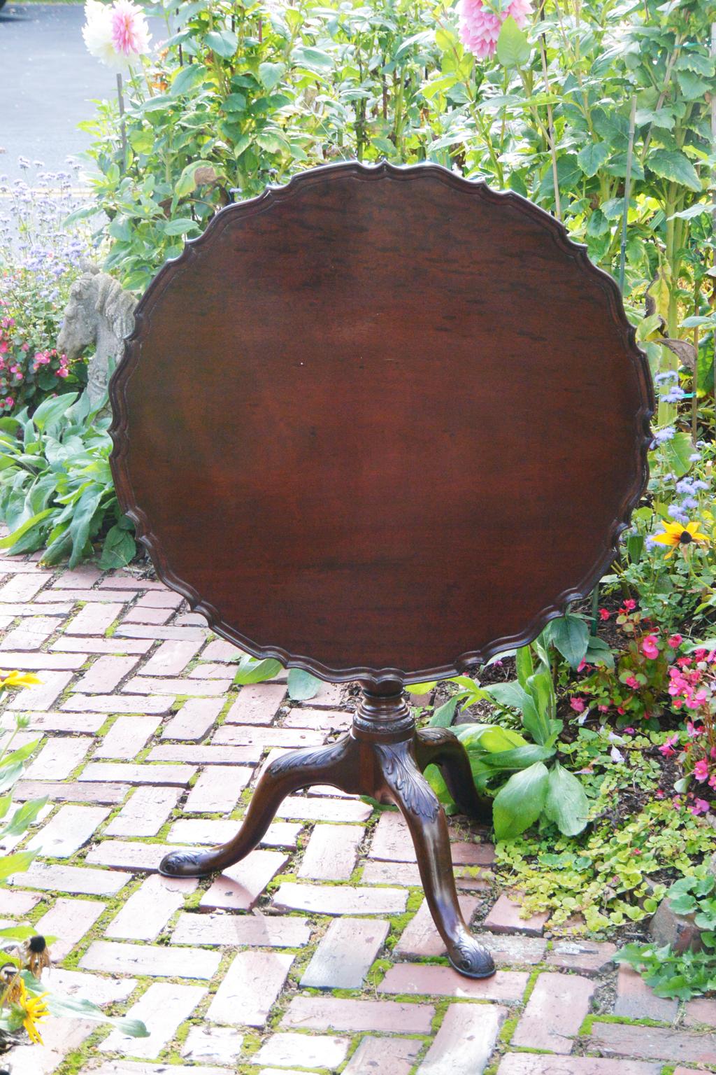 English Georgian Chippendale Mahogany Piecrust Tilt and Turn Table 18th Century In Good Condition For Sale In Wells, ME