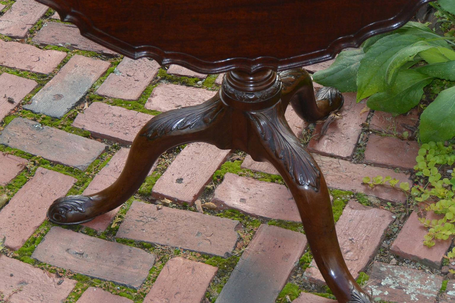 English Georgian Chippendale Mahogany Piecrust Tilt and Turn Table 18th Century For Sale 1