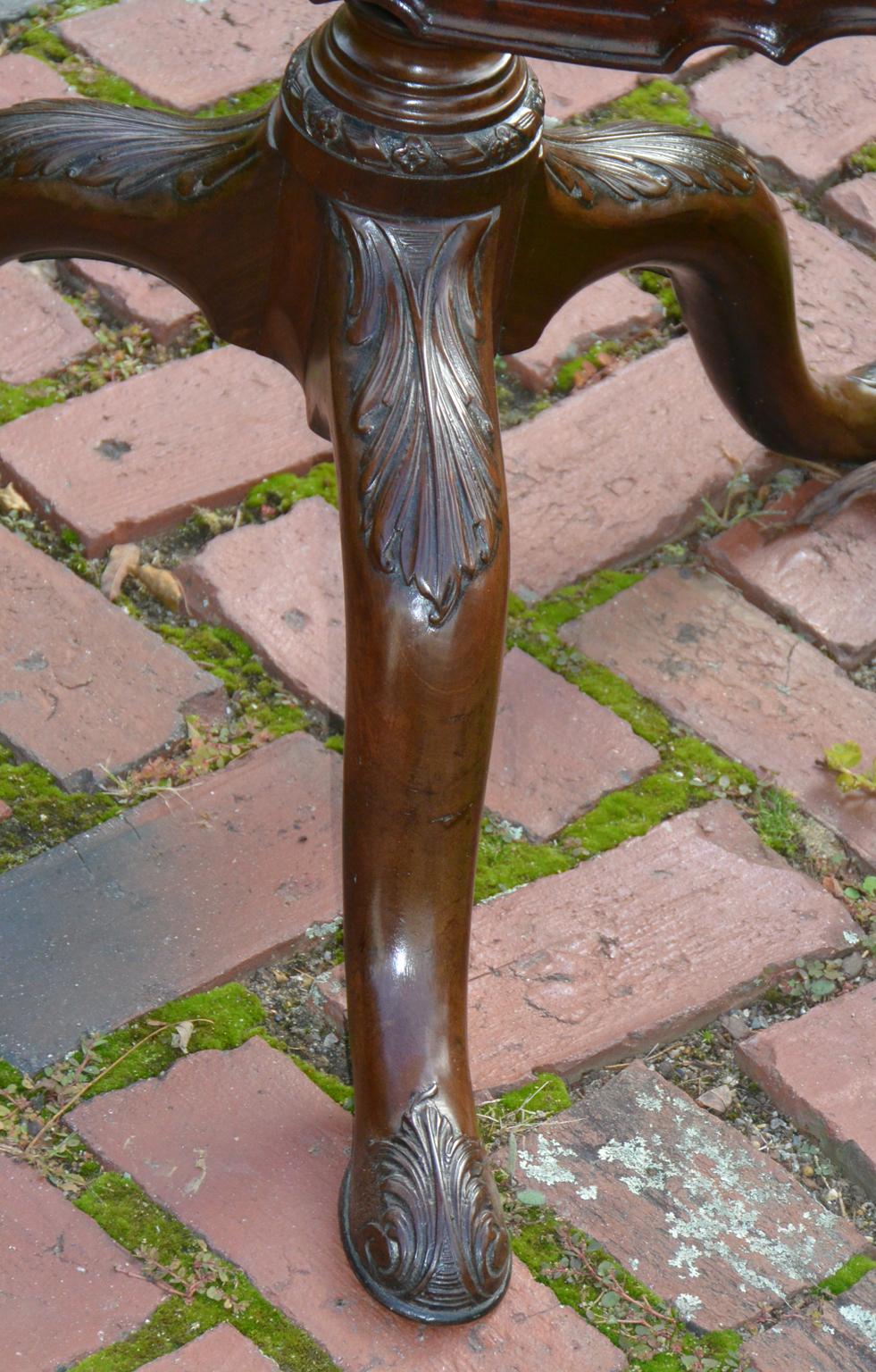 English Georgian Chippendale Mahogany Piecrust Tilt and Turn Table 18th Century For Sale 2