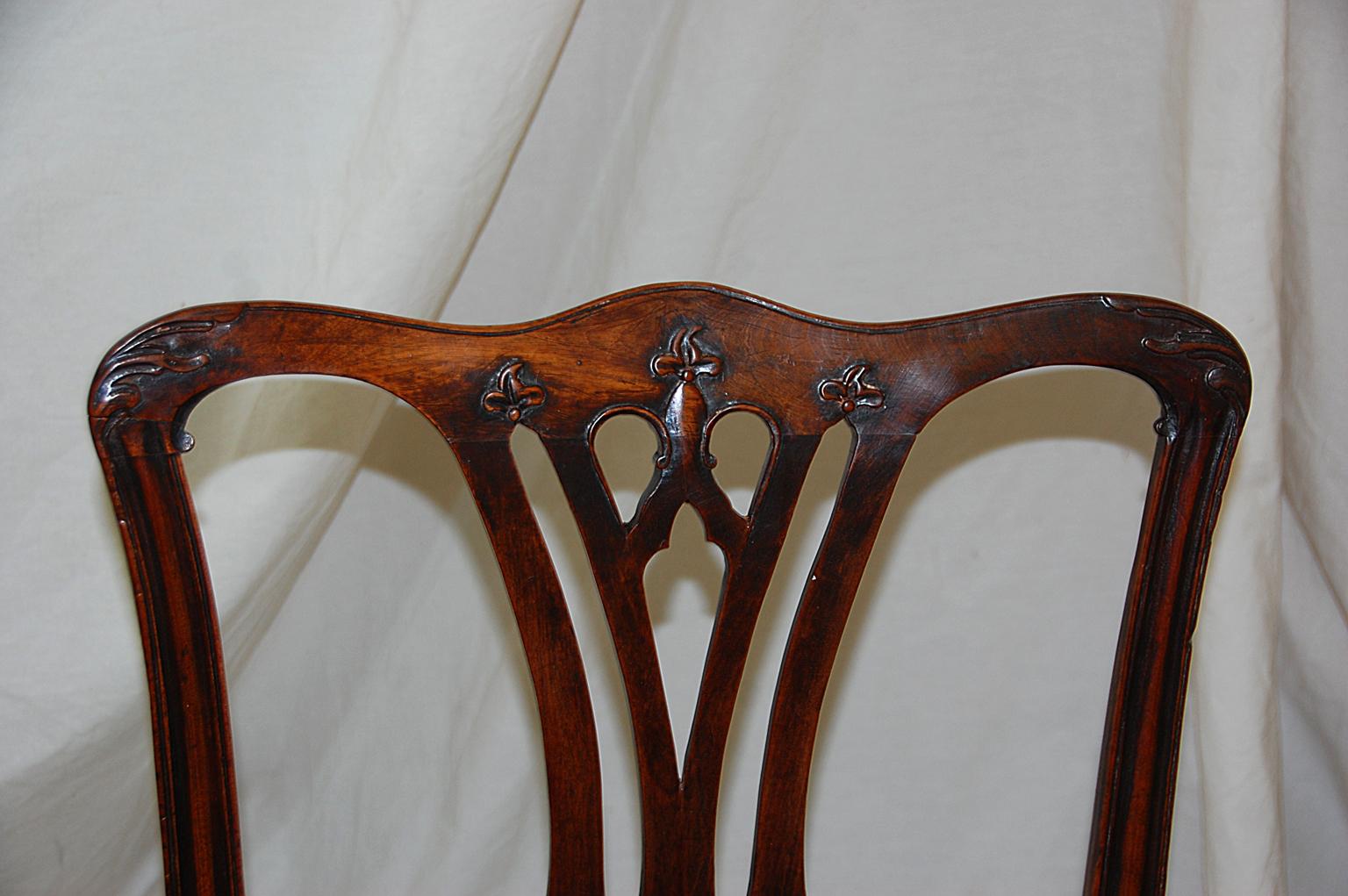 English Georgian Chippendale Pair of Mahogany Carved Sidechairs with Slip Seats In Good Condition In Wells, ME