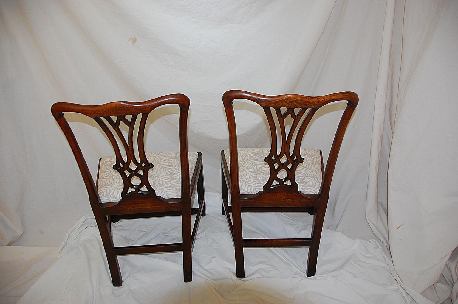 English Georgian Chippendale Pair of Mahogany Carved Sidechairs with Slip Seats 1
