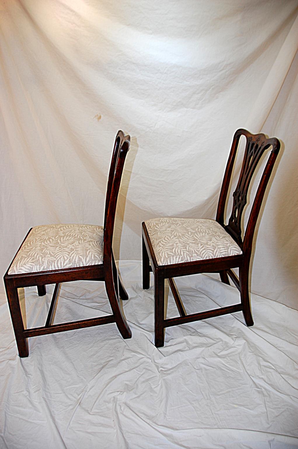 English Georgian Chippendale Pair of Mahogany Carved Sidechairs with Slip Seats 2