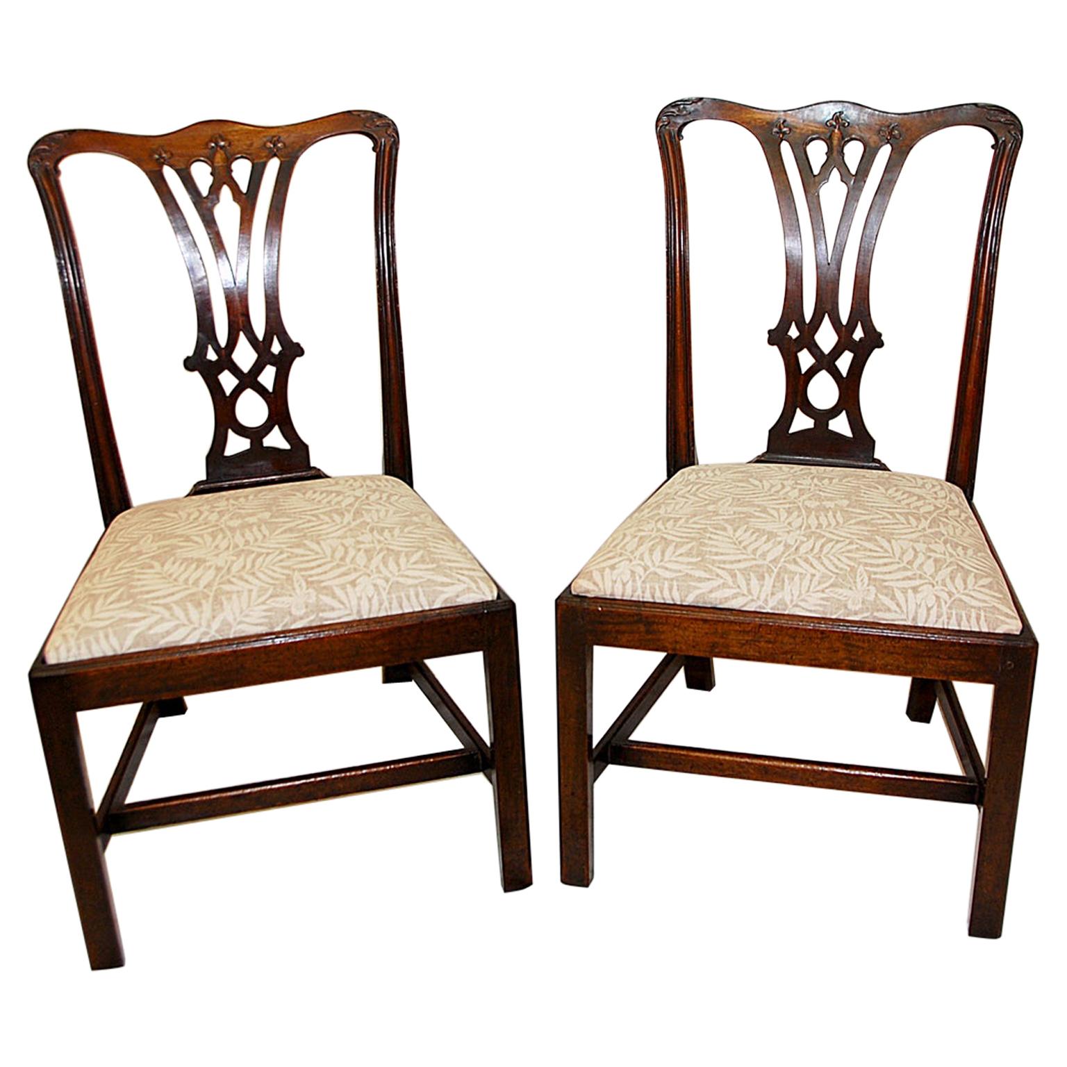 English Georgian Chippendale Pair of Mahogany Carved Sidechairs with Slip Seats