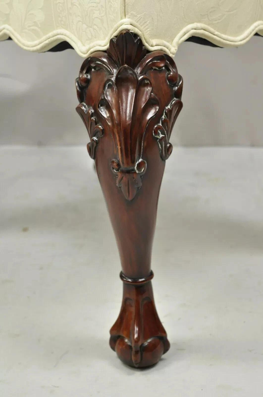 Sgabelli georgiani inglesi in stile Chippendale in mogano intagliato con Ball and Claw - Coppia in vendita 3