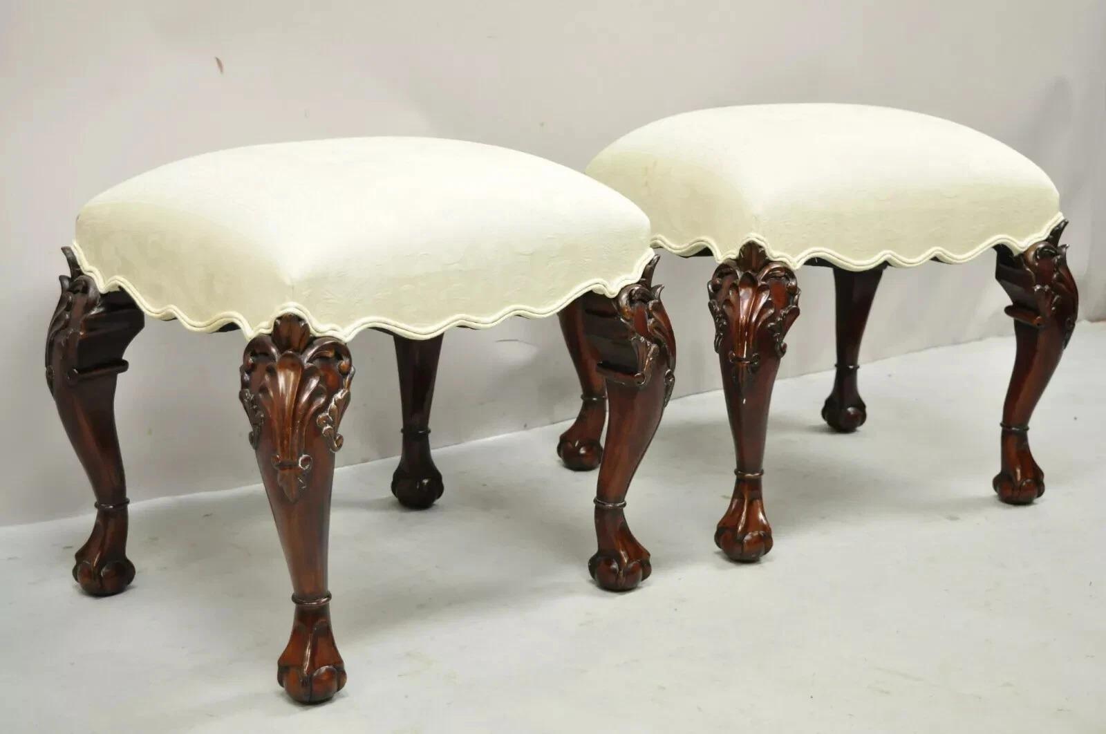 Sgabelli georgiani inglesi in stile Chippendale in mogano intagliato con Ball and Claw - Coppia in vendita 4