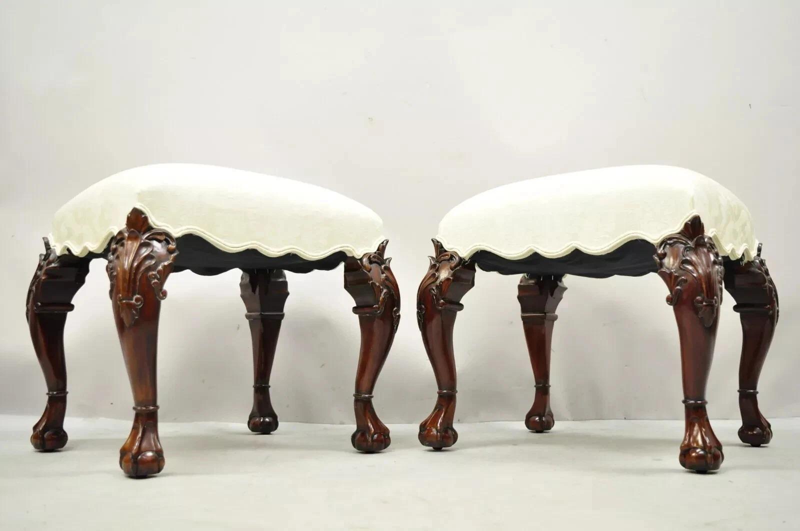 Sgabelli georgiani inglesi in stile Chippendale in mogano intagliato con Ball and Claw - Coppia in vendita 5